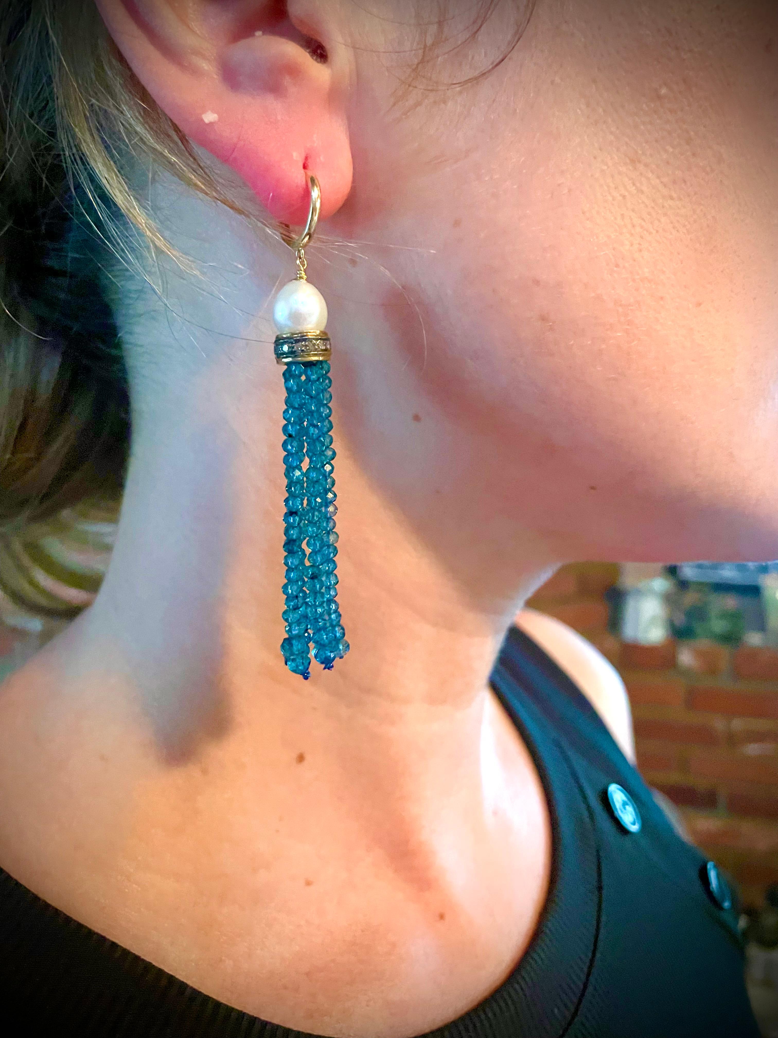 Artigiano Marina J. London Orecchini con topazio blu, perle, diamanti e nappe solide in 14k in vendita