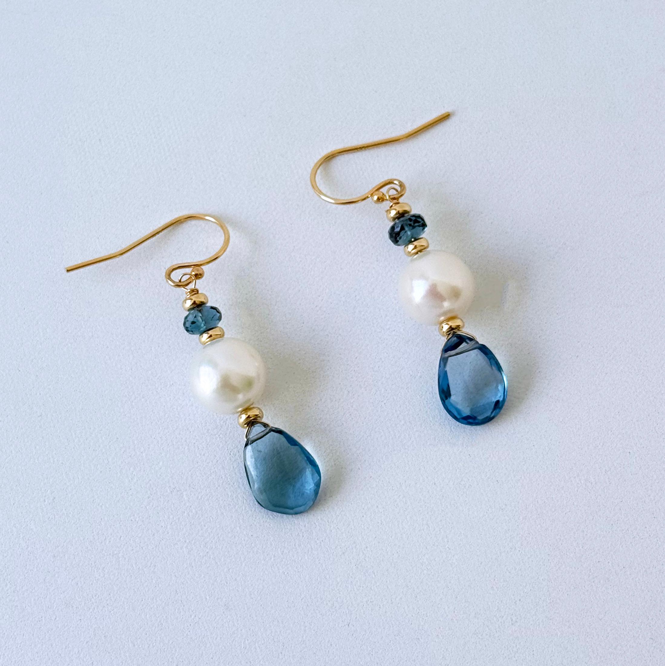 Una coppia bella e semplice di Marina J.
Questa coppia è realizzata con oro giallo massiccio 14k, perle e topazio blu di Londra sfaccettato. Grazie alla sua traslucenza, il Topazio Blu di Londra irradia una splendida tonalità di blu quando viene