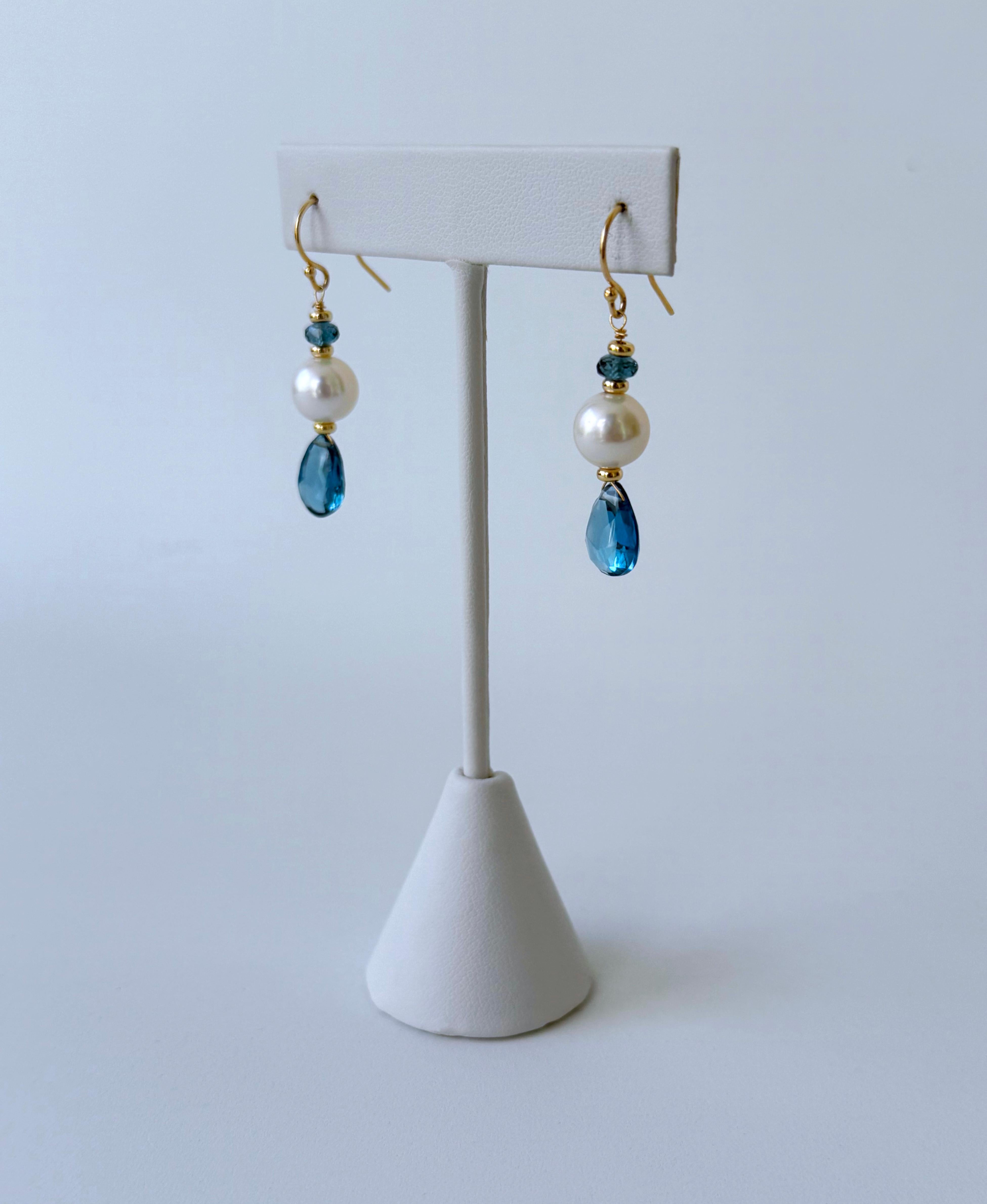 Artigiano Marina J. London Orecchino con topazio blu, perla e oro giallo massiccio 14k in vendita