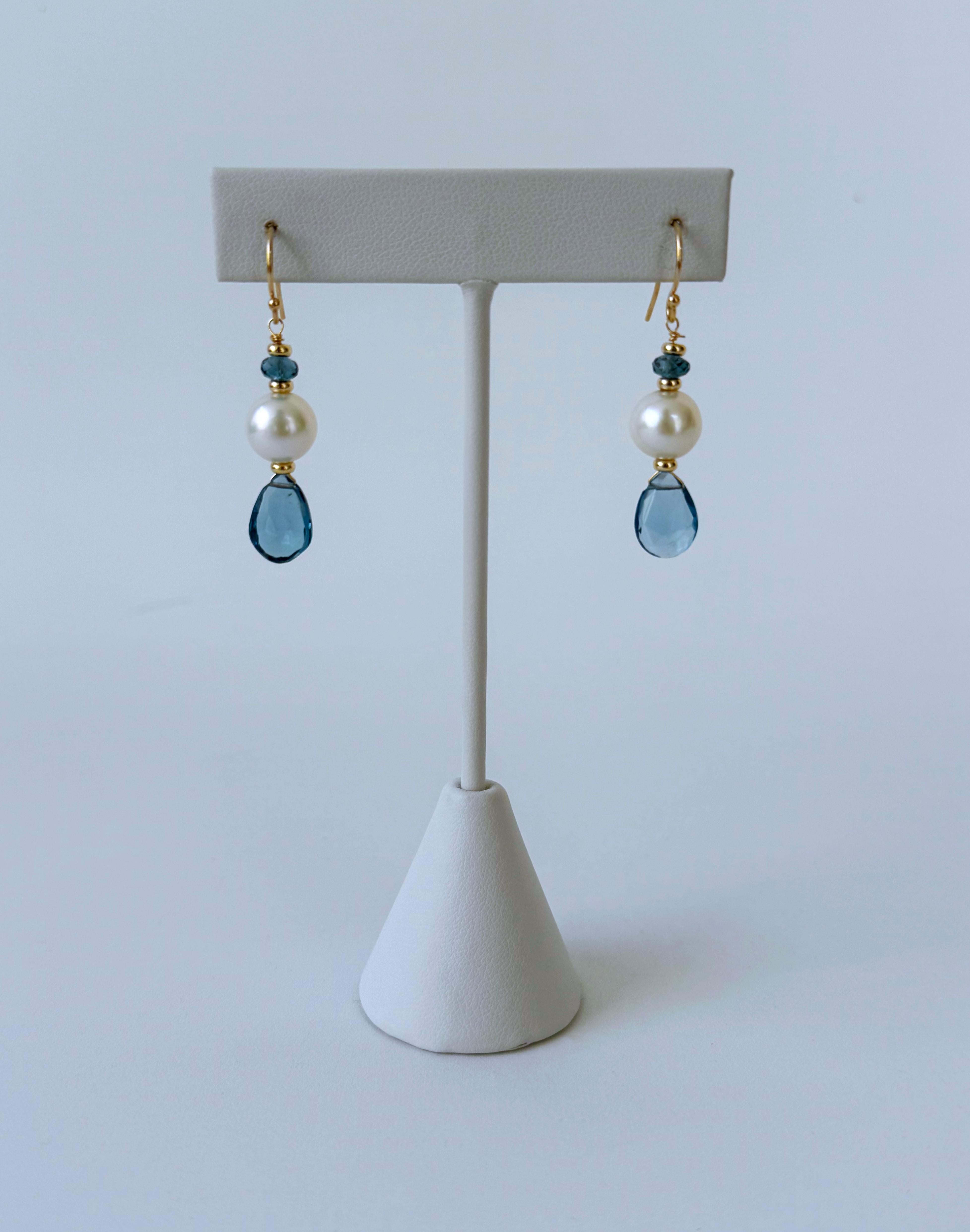 Donna Marina J. London Orecchino con topazio blu, perla e oro giallo massiccio 14k in vendita