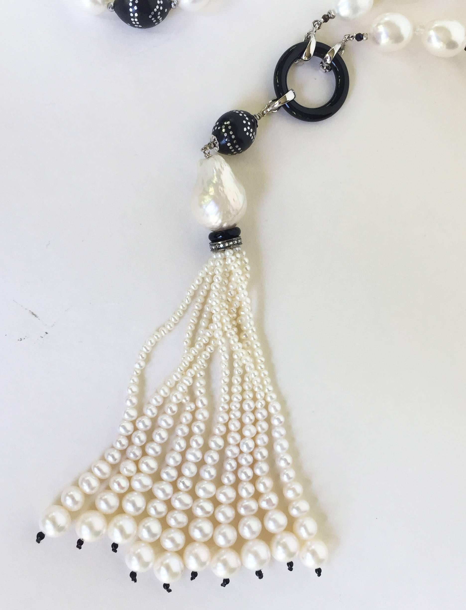Artiste Marina J  Sautoir long en perles avec perles de bois, incrustation d'argent et pompon en perles en vente