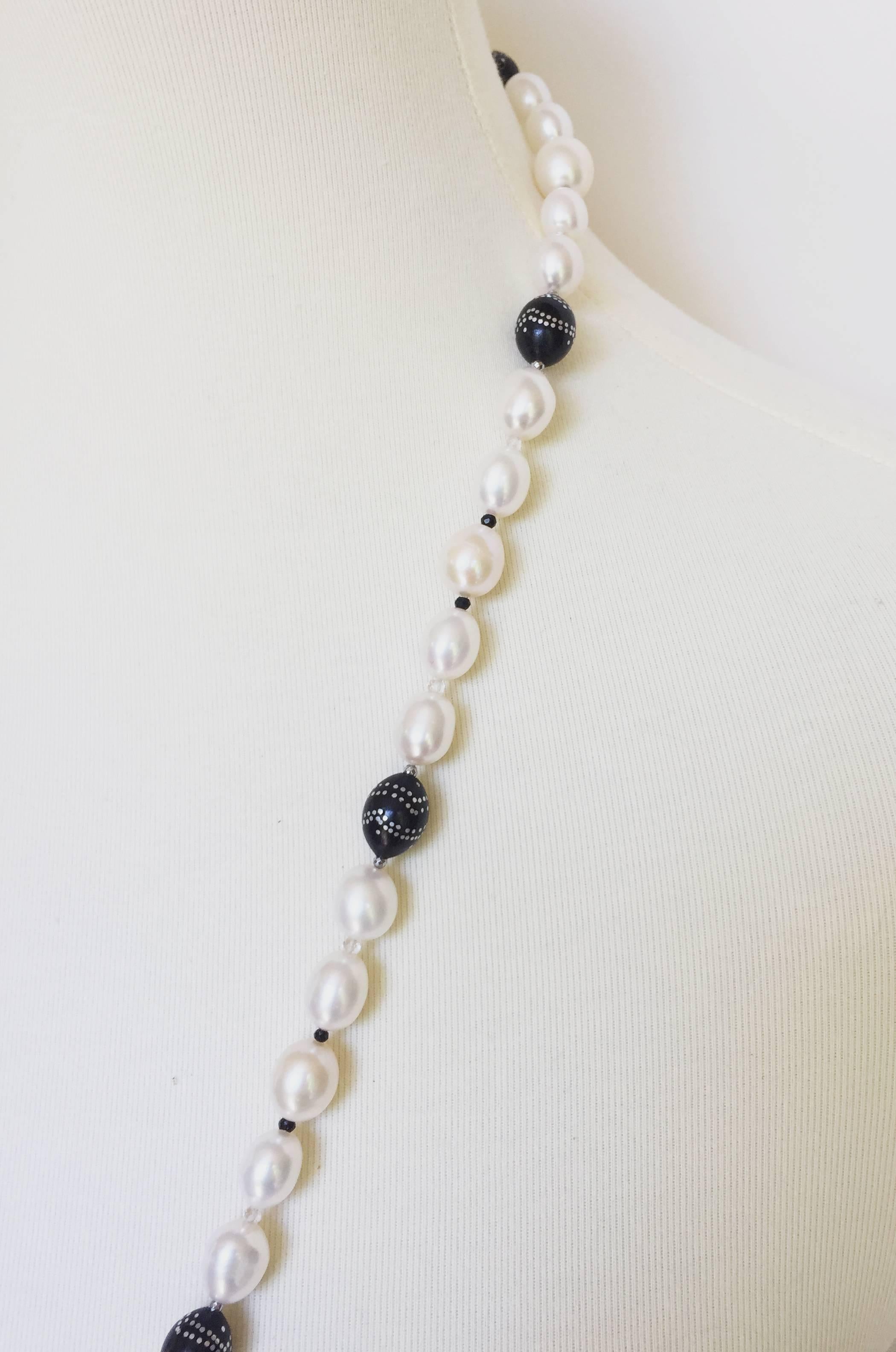 Marina J  Sautoir long en perles avec perles de bois, incrustation d'argent et pompon en perles en vente 1