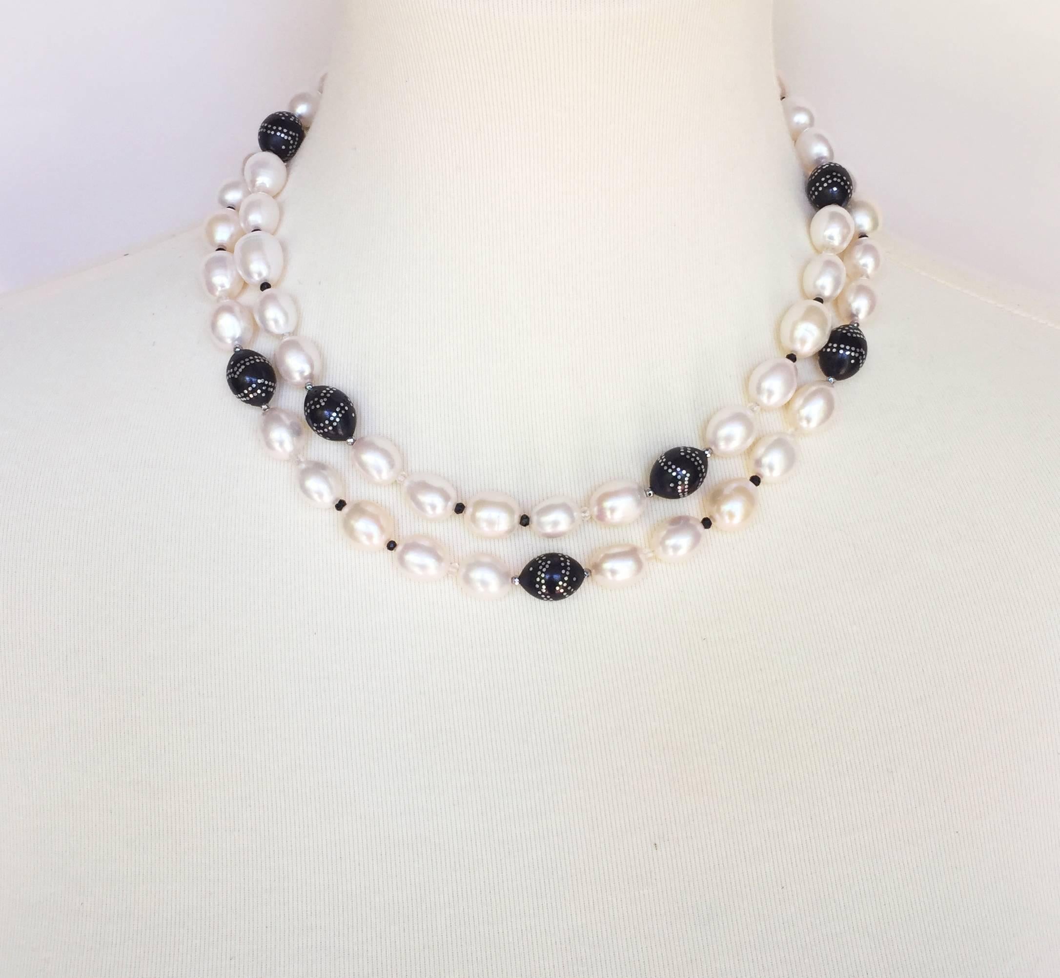Marina J  Sautoir long en perles avec perles de bois, incrustation d'argent et pompon en perles en vente 2