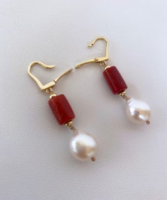 Marina J. Orecchini con chiusura a leva in corallo, perle e oro giallo 14K di Marina J.