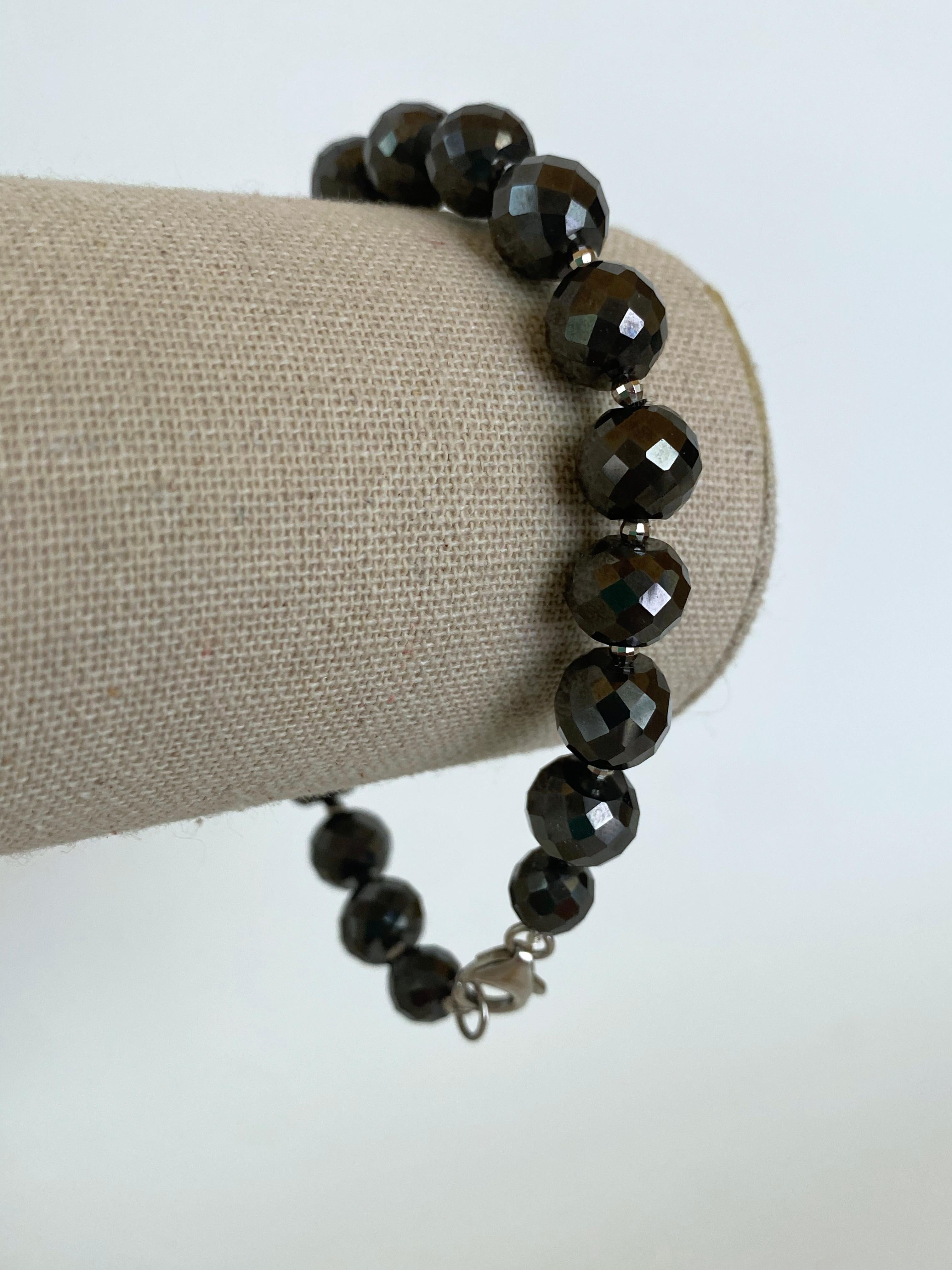 Marina J. Herrenarmband mit schwarzem Spinell und facettierten silbernen Rhodiumperlen (Perle) im Angebot