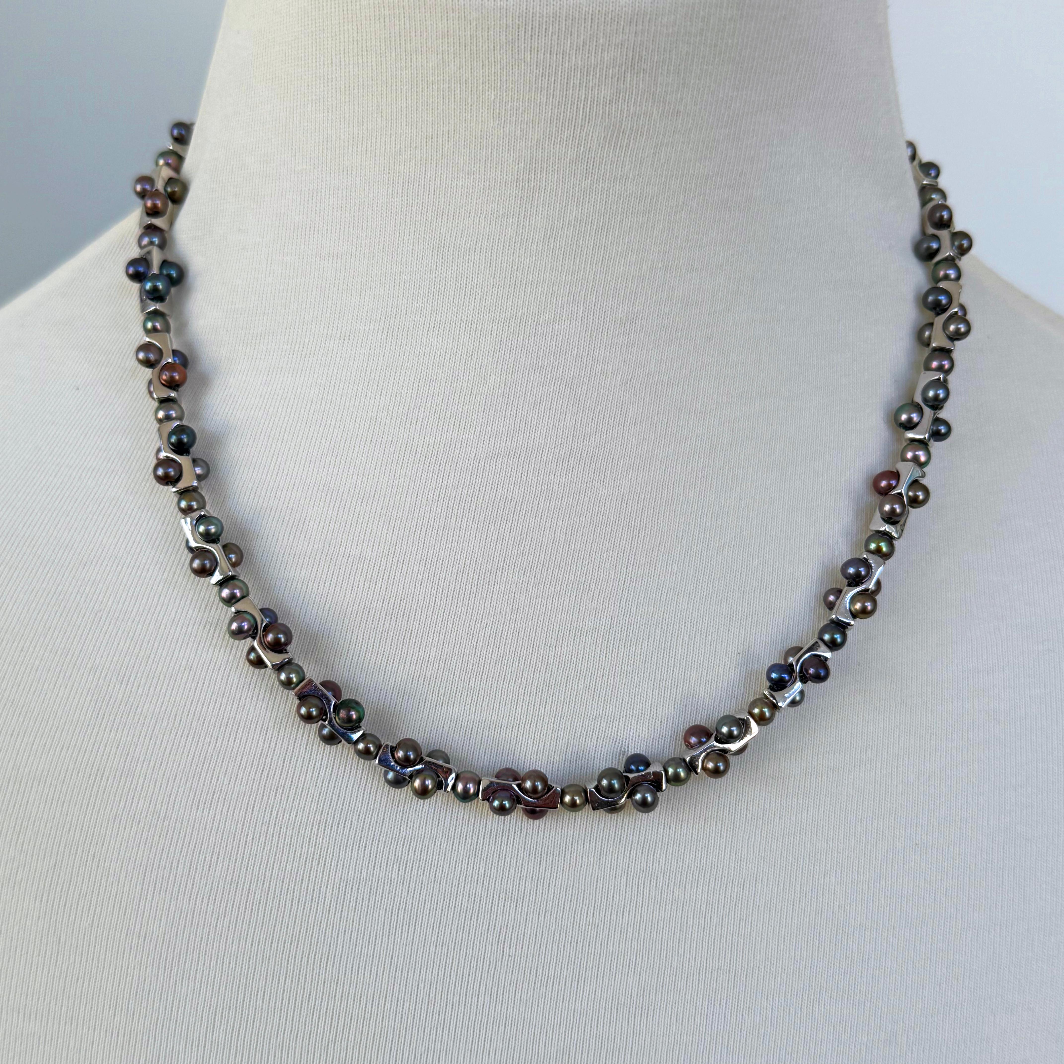 Moderno Marina J. Collana di perle nere geometriche in argento da uomo con chiusura regolabile in vendita