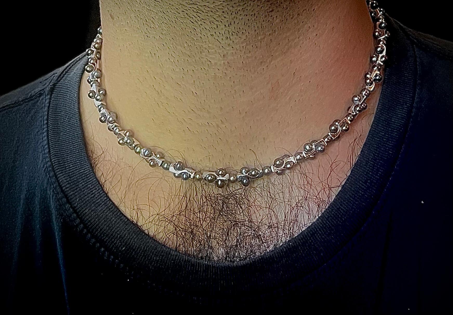 Perlina Marina J. Collana di perle nere geometriche in argento da uomo con chiusura regolabile in vendita