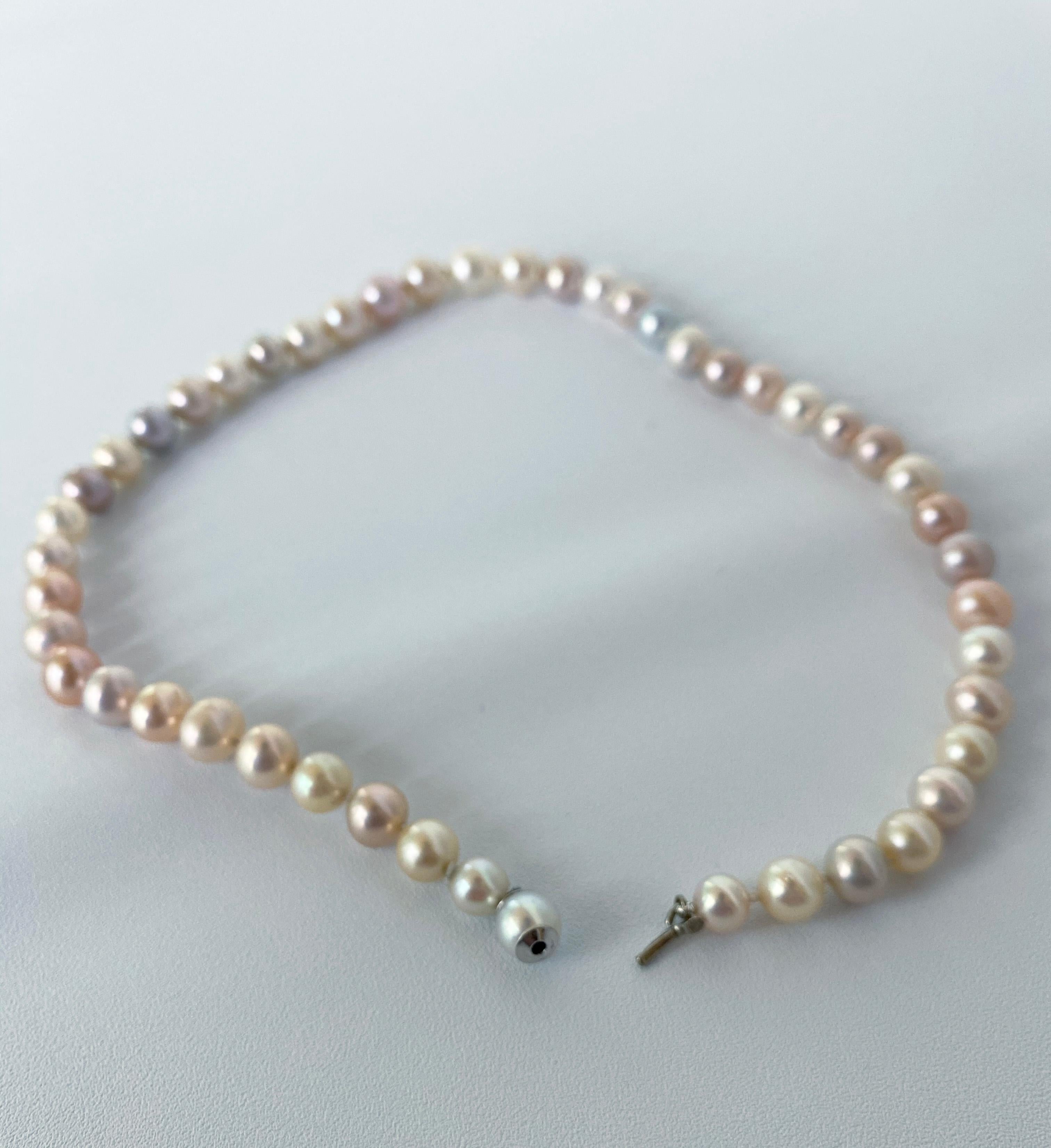Marina J. Collier de perles multicolores avec fermoir en or blanc 14 carats Pour femmes en vente