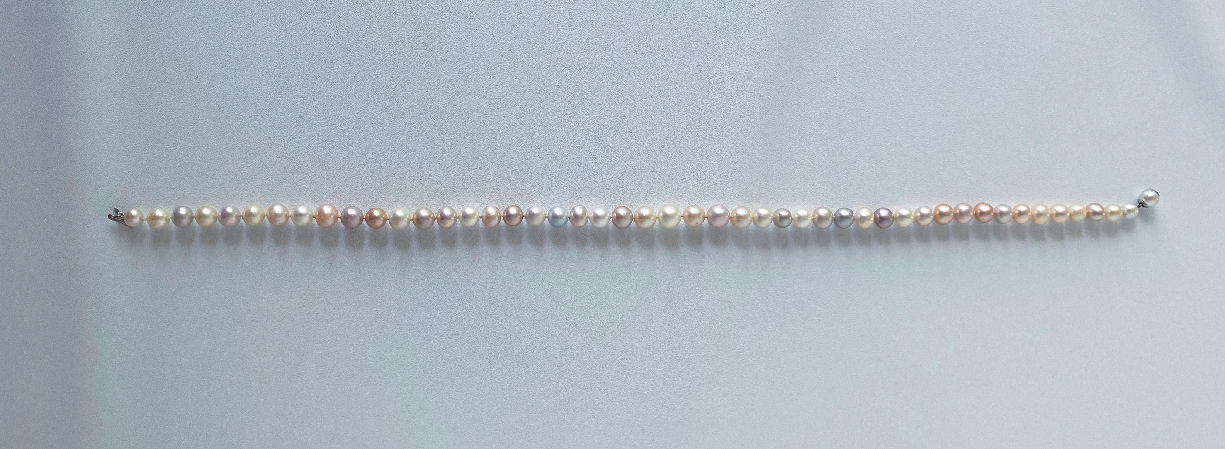 Marina J. Collier de perles multicolores avec fermoir en or blanc 14 carats en vente 1