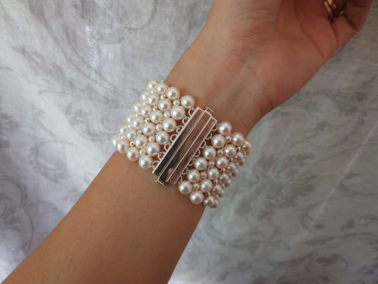 Marina J Mehrstrangiges gewebtes Perlenarmband & rhodinierter Silberverschluss und Perlen (Zeitgenössisch) im Angebot