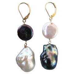 Marina J. Pendientes de perlas blancas y negras con forma natural y oro amarillo de 14 quilates