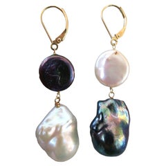 Marina J. Boucles d'oreilles en or jaune 14 carats avec perles noires et blanches de forme naturelle