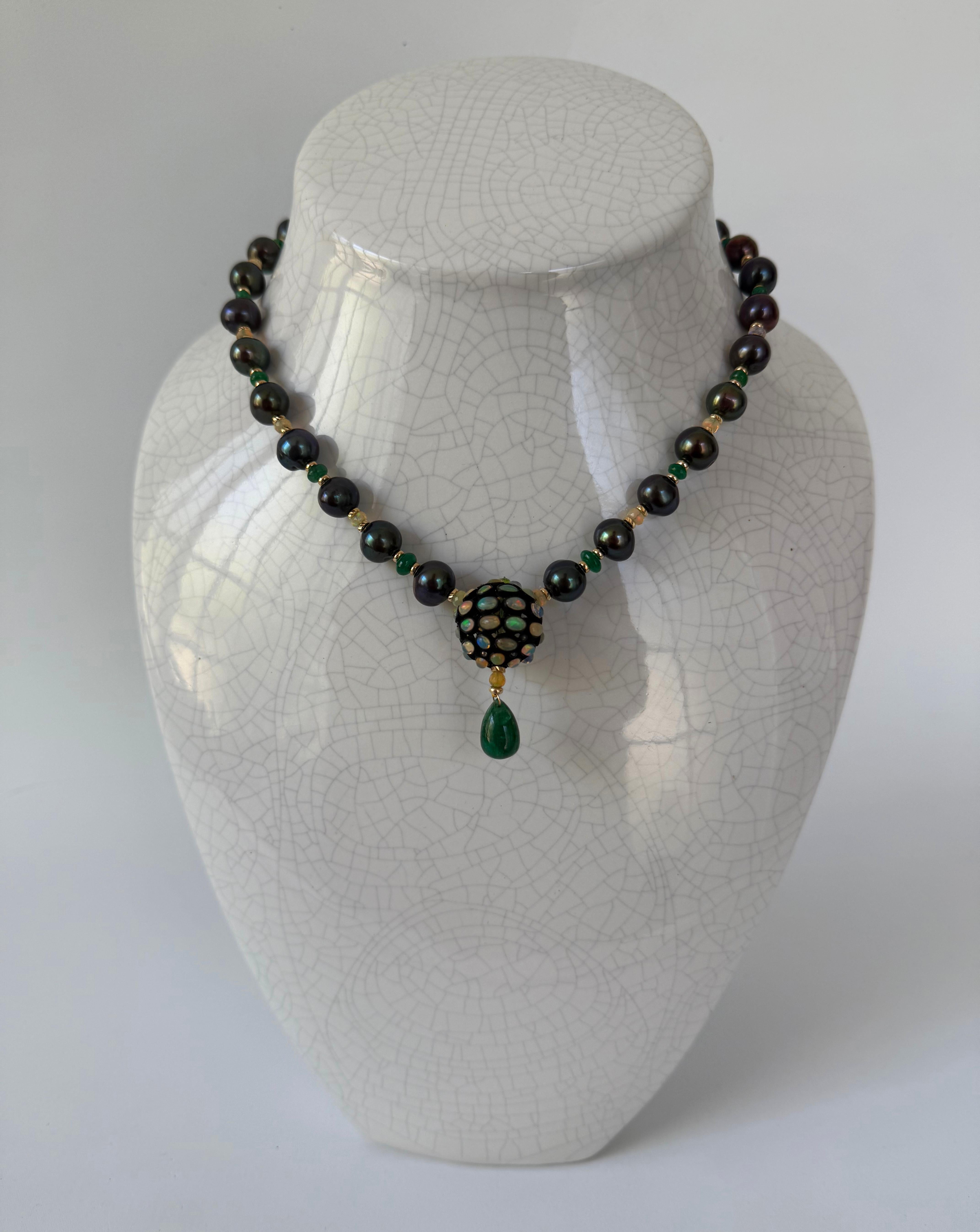 Perlina Marina J. Collana One Of A Kind con smeraldo, opale di fuoco, perla nera e solido 14K in vendita