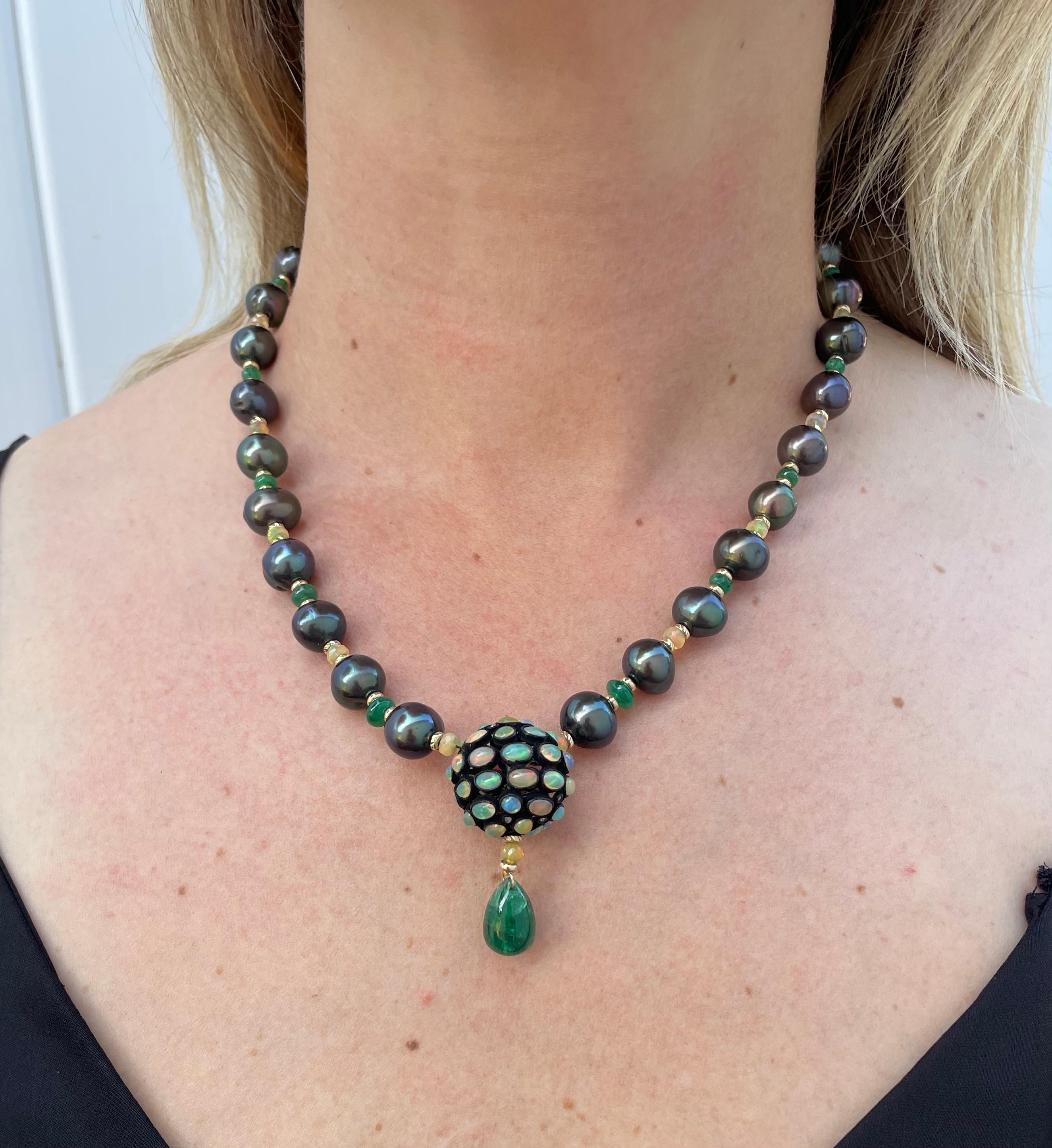 Marina J. Collar Único de Esmeralda, Ópalo de Fuego, Perla Negra y Macizo de 14K Cuenta en venta