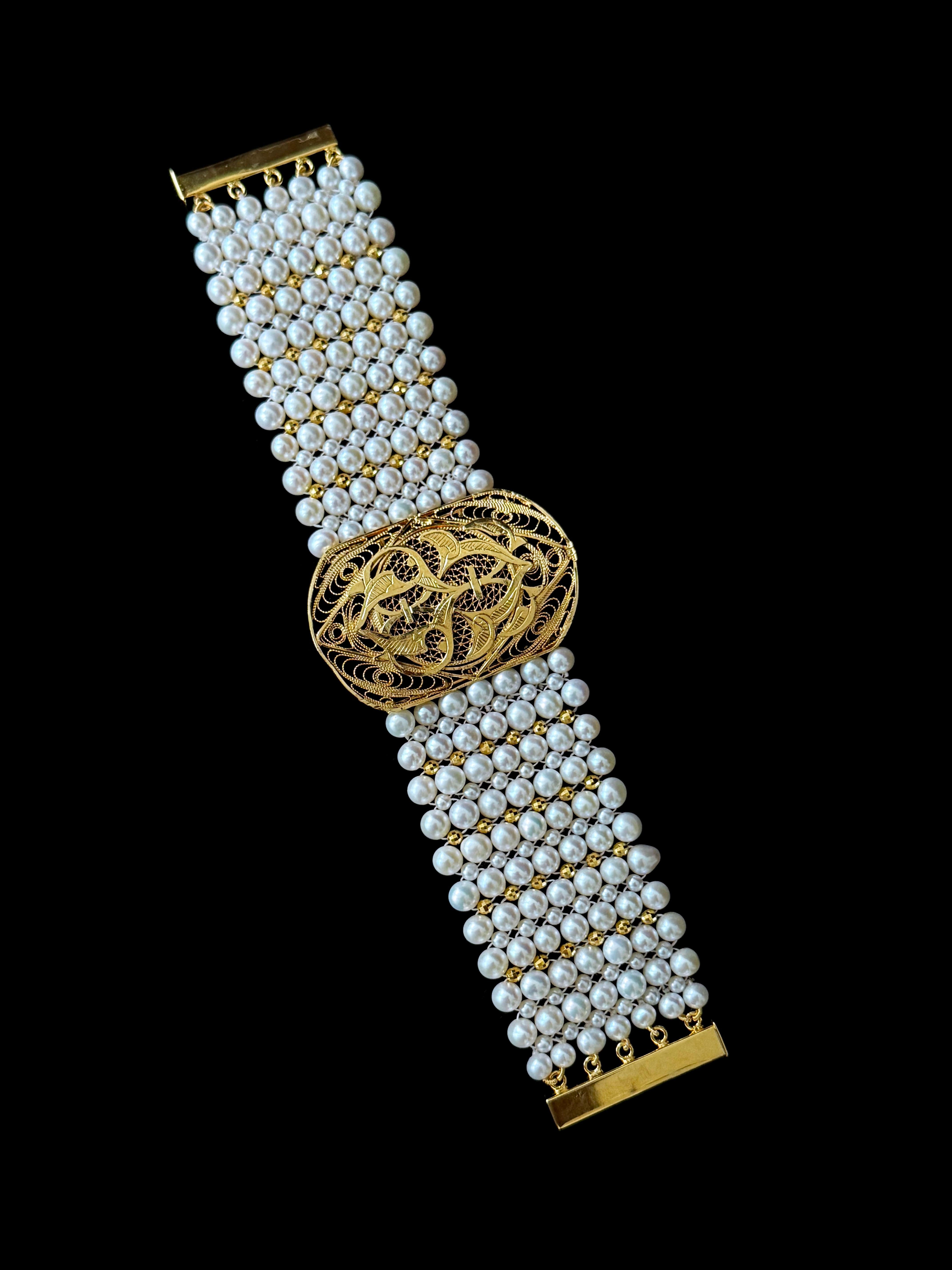 Schönes Einzelstück von Marina J.
Dieses Armband ist mit mehreren großen Perlen und facettierten Silber 18k Gelbgold plattiert Perlen alle kompliziert zusammen in eine enge Spalte wie Design gewebt. Die vergoldeten, facettierten Perlen sorgen für