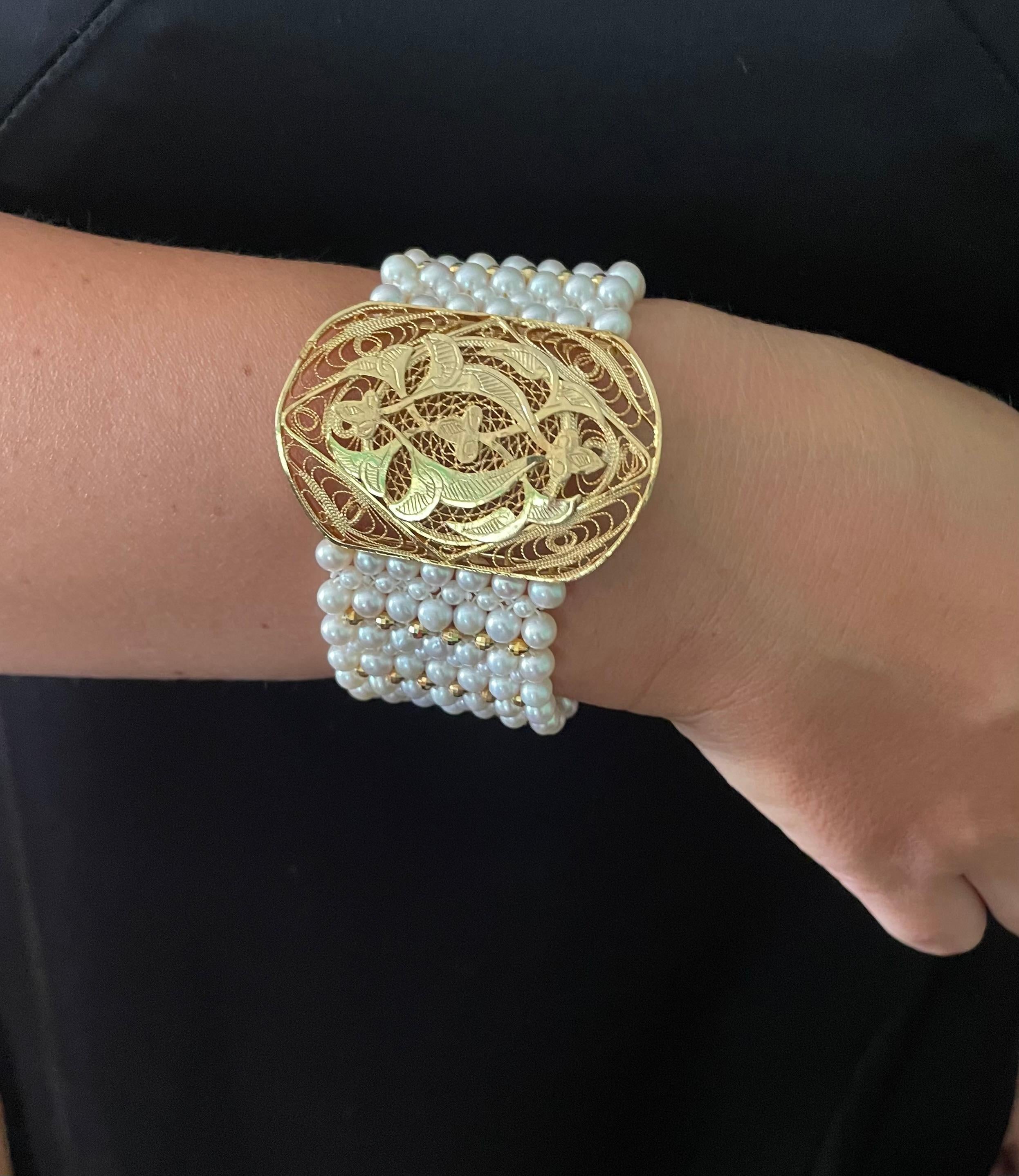 Marina J. Einzigartiges gewebtes Perlenarmband mit 18 Karat vergoldetem Vintage-Perlen in der Mitte (Kunsthandwerker*in) im Angebot