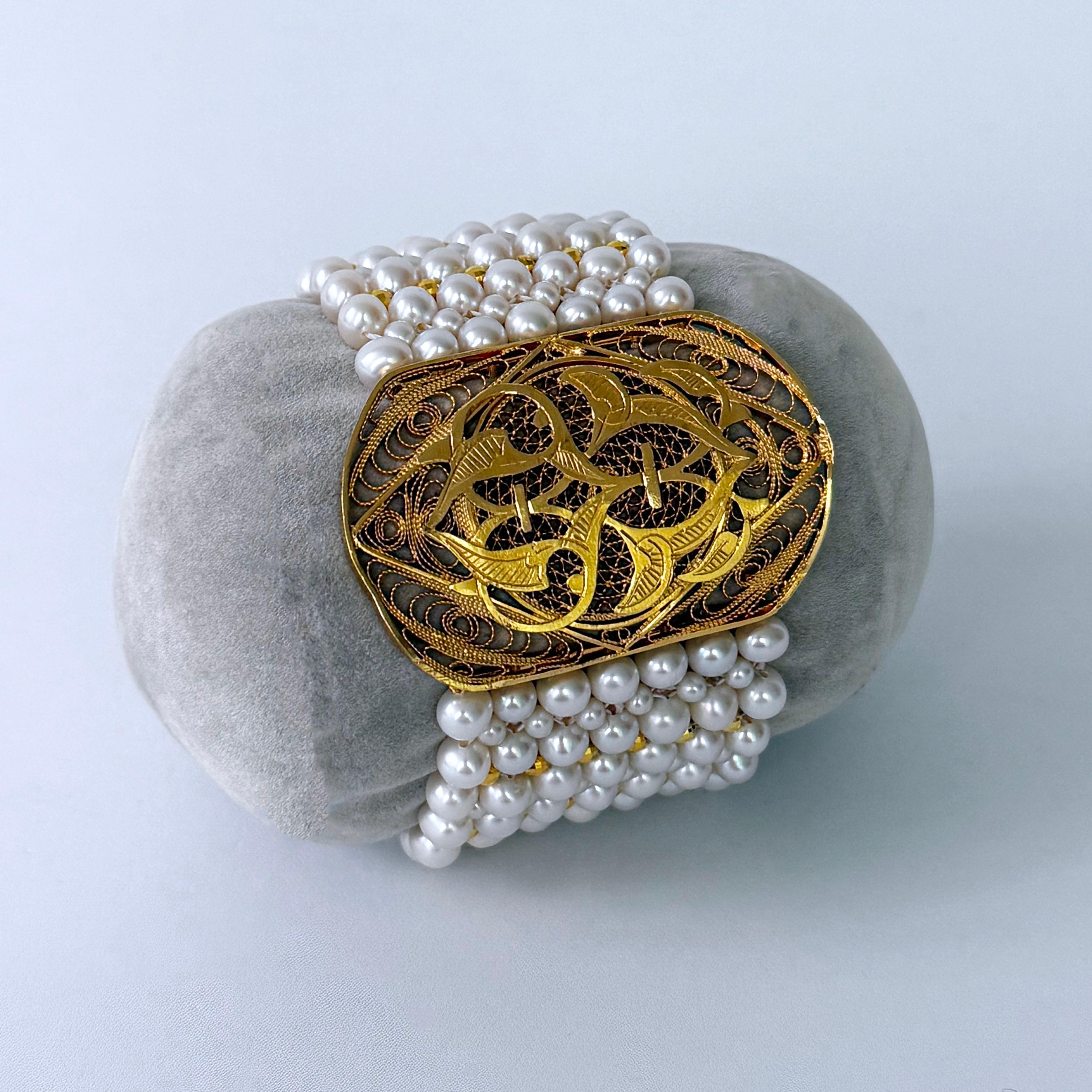 Marina J. Einzigartiges gewebtes Perlenarmband mit 18 Karat vergoldetem Vintage-Perlen in der Mitte Damen im Angebot