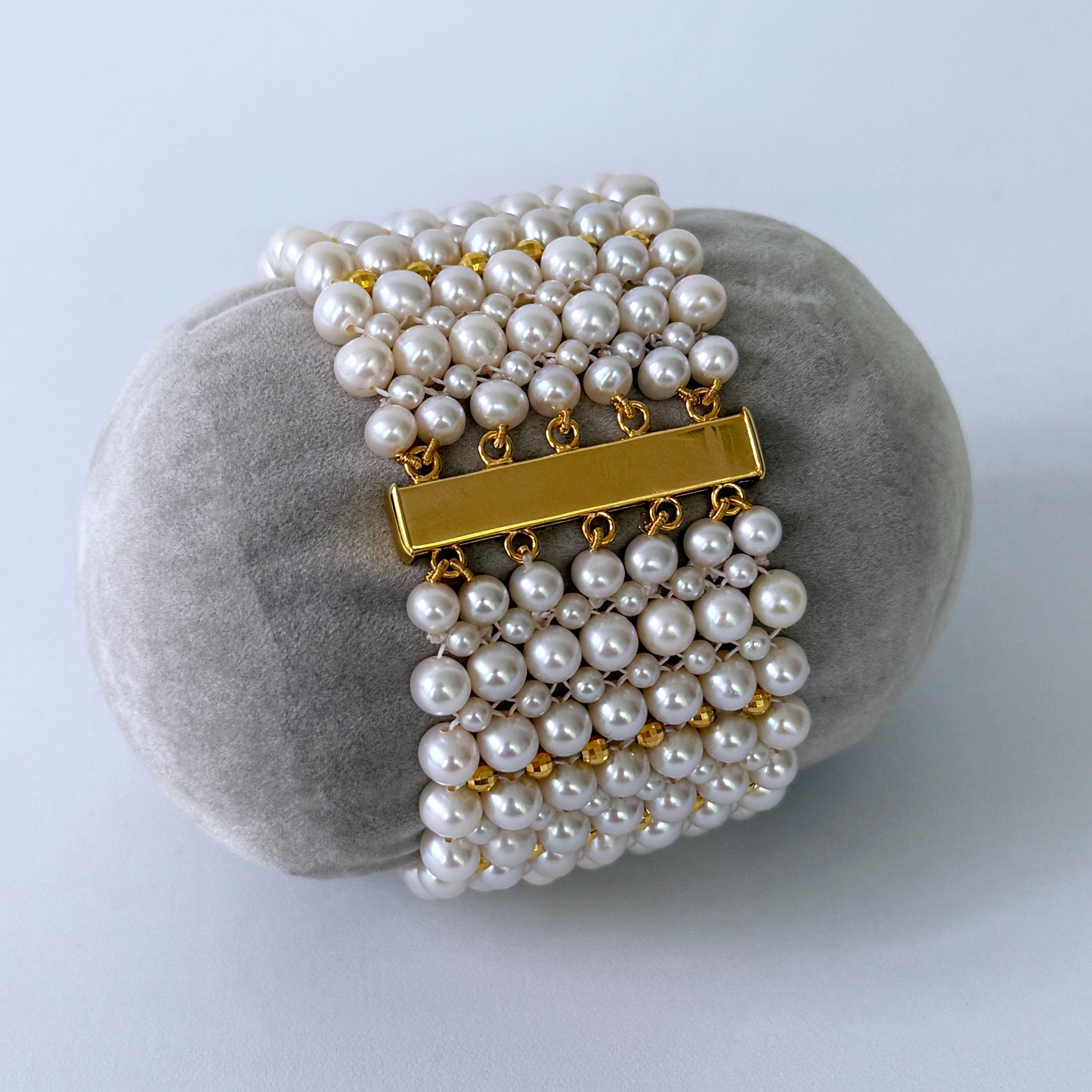Marina J. Einzigartiges gewebtes Perlenarmband mit 18 Karat vergoldetem Vintage-Perlen in der Mitte im Angebot 1