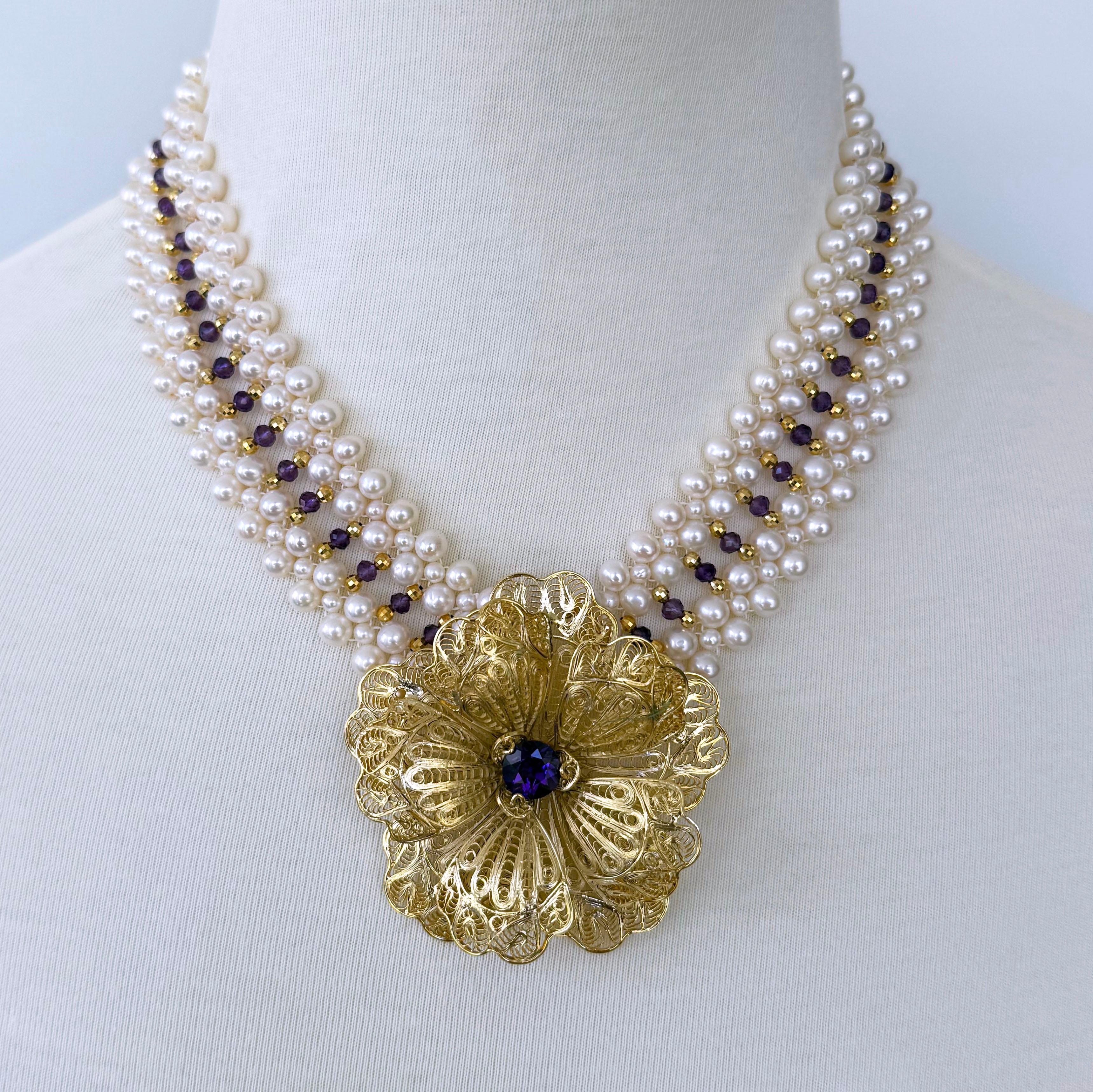 Una splendida collana unica nel suo genere di Marina J.

Questo pezzo è realizzato con perle di varie dimensioni, ametista sfaccettata e perline 