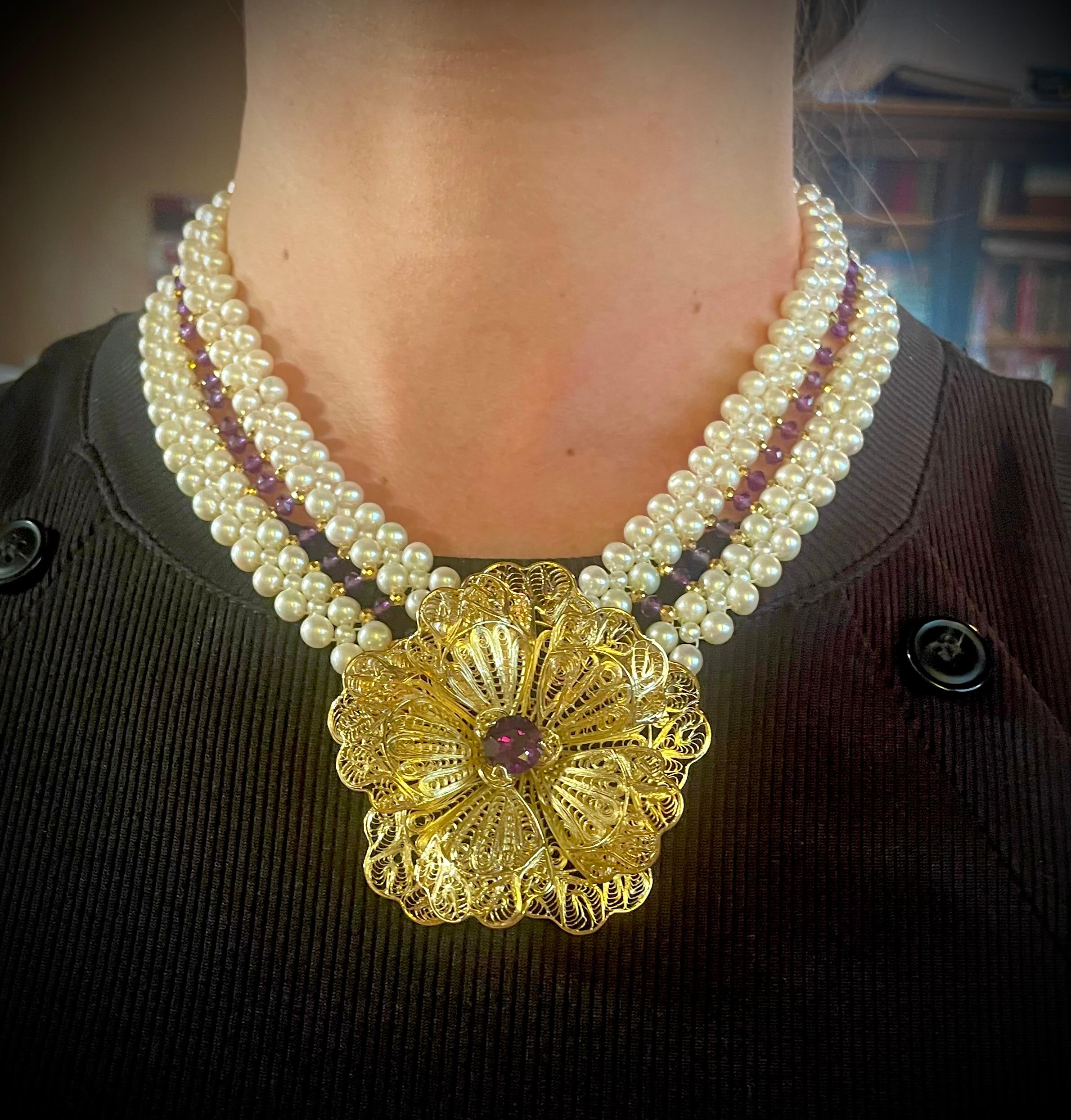 Artigiano Marina J. Collana con perle, ametista e argento placcato 18k con centro floreale. in vendita