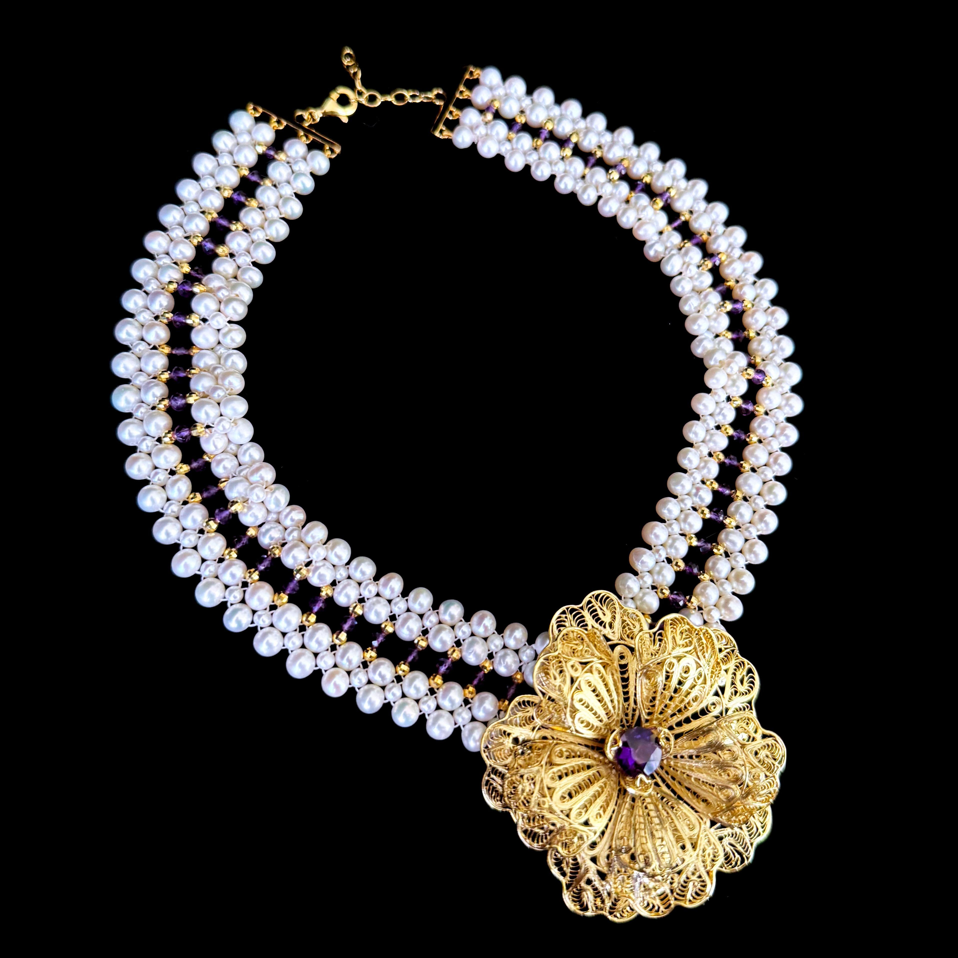Perlina Marina J. Collana con perle, ametista e argento placcato 18k con centro floreale. in vendita