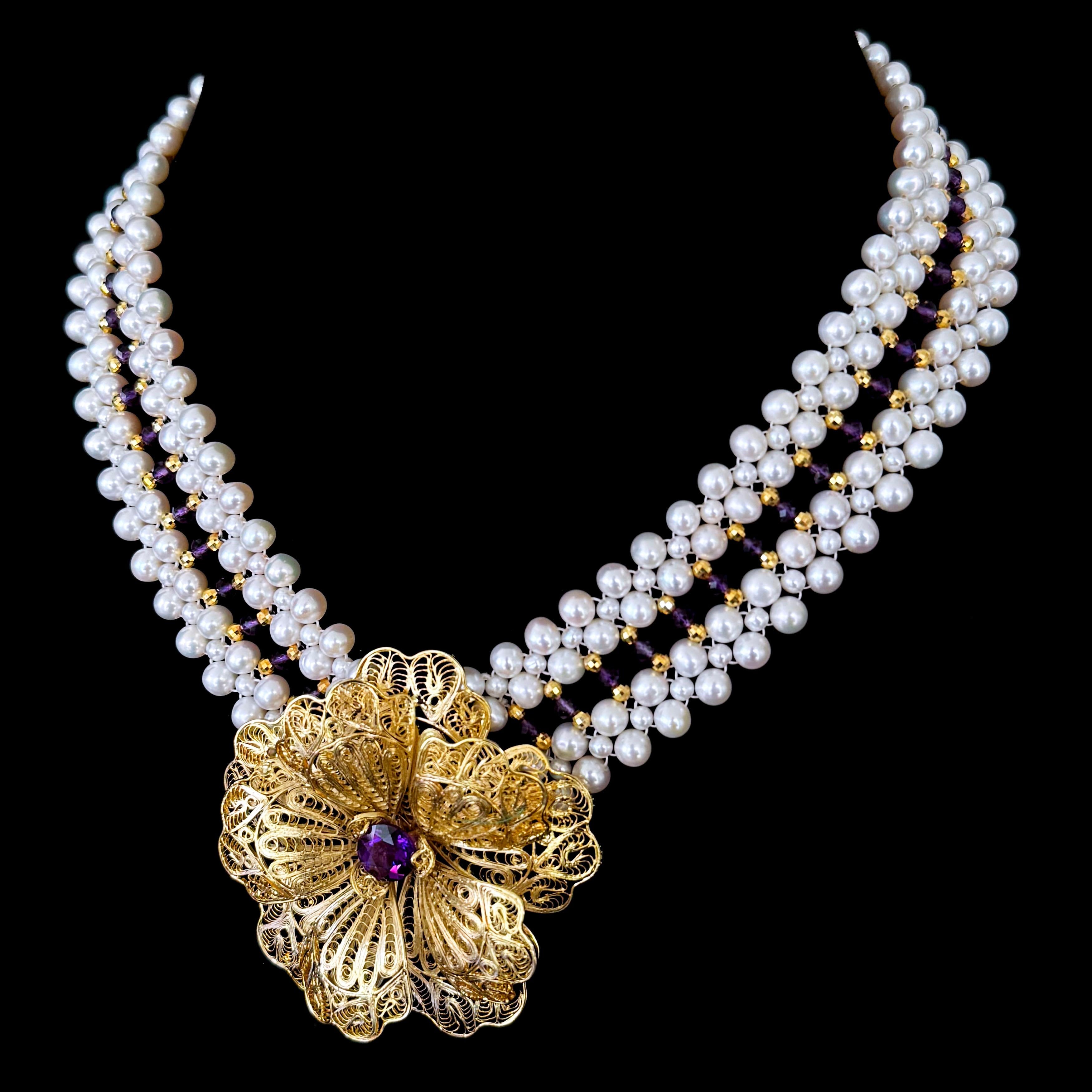 Donna Marina J. Collana con perle, ametista e argento placcato 18k con centro floreale. in vendita