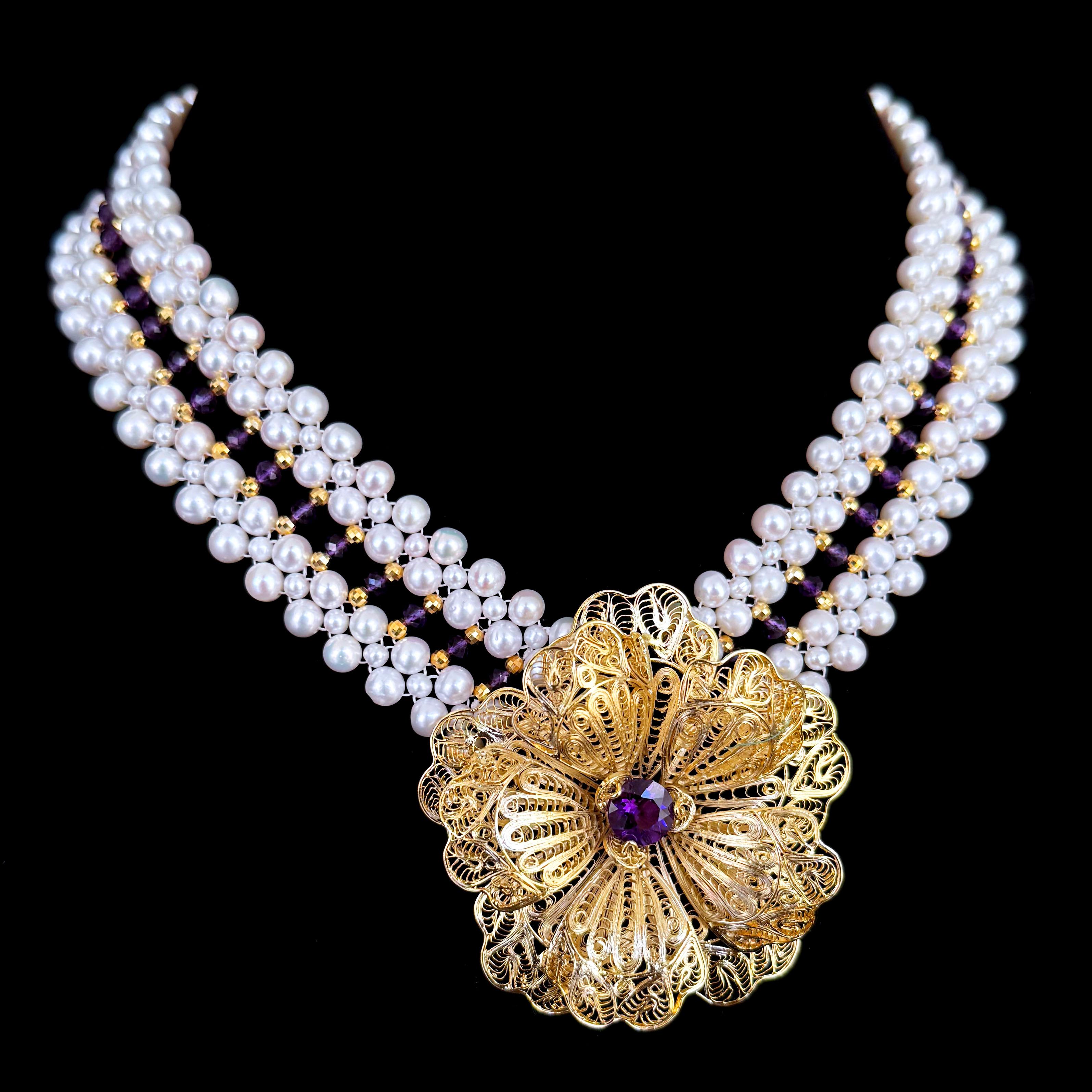 Marina J. Collana con perle, ametista e argento placcato 18k con centro floreale. in vendita 1