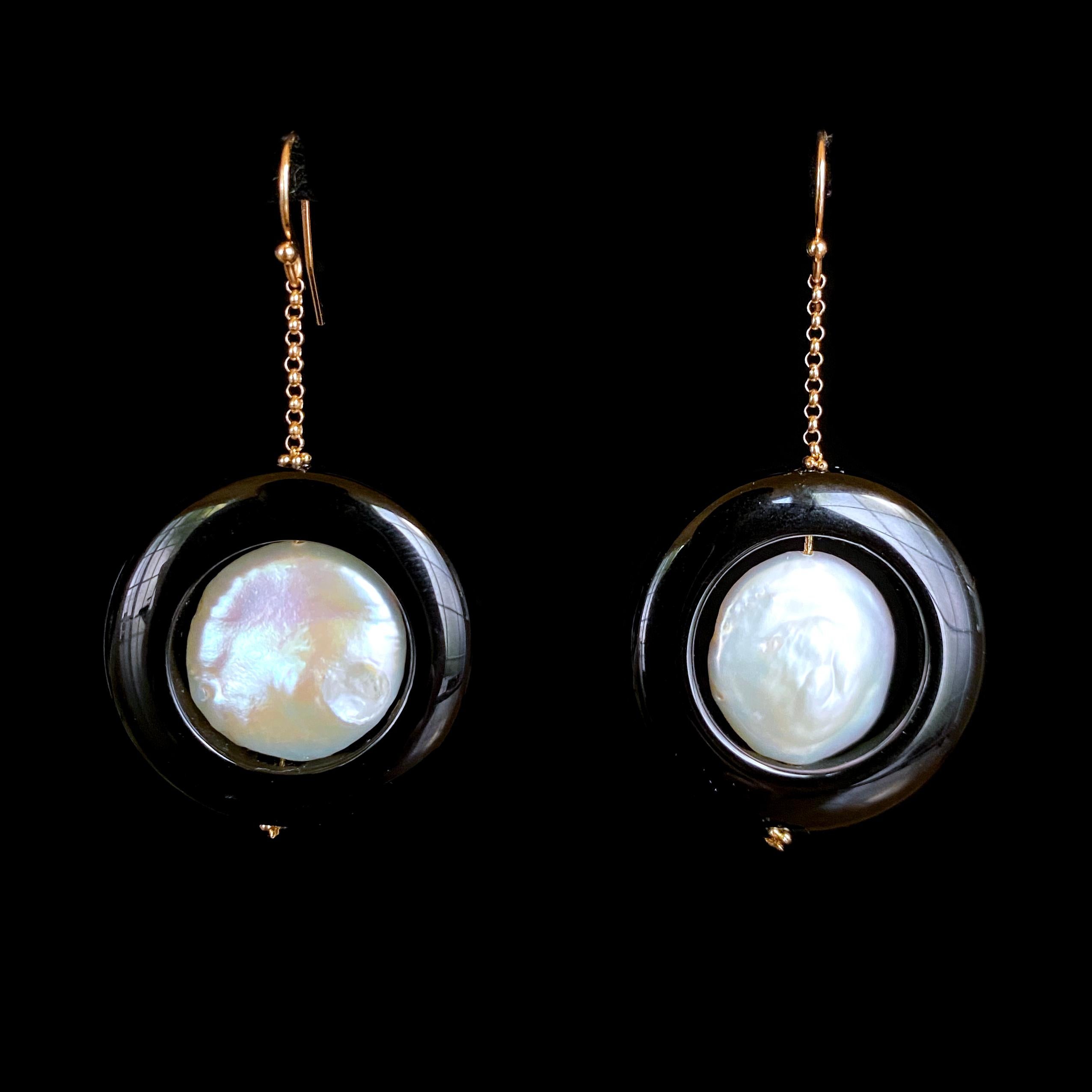 Perle Boucles d'oreilles pendantes en or jaune 14k, perles et onyx noir, Marina J. en vente