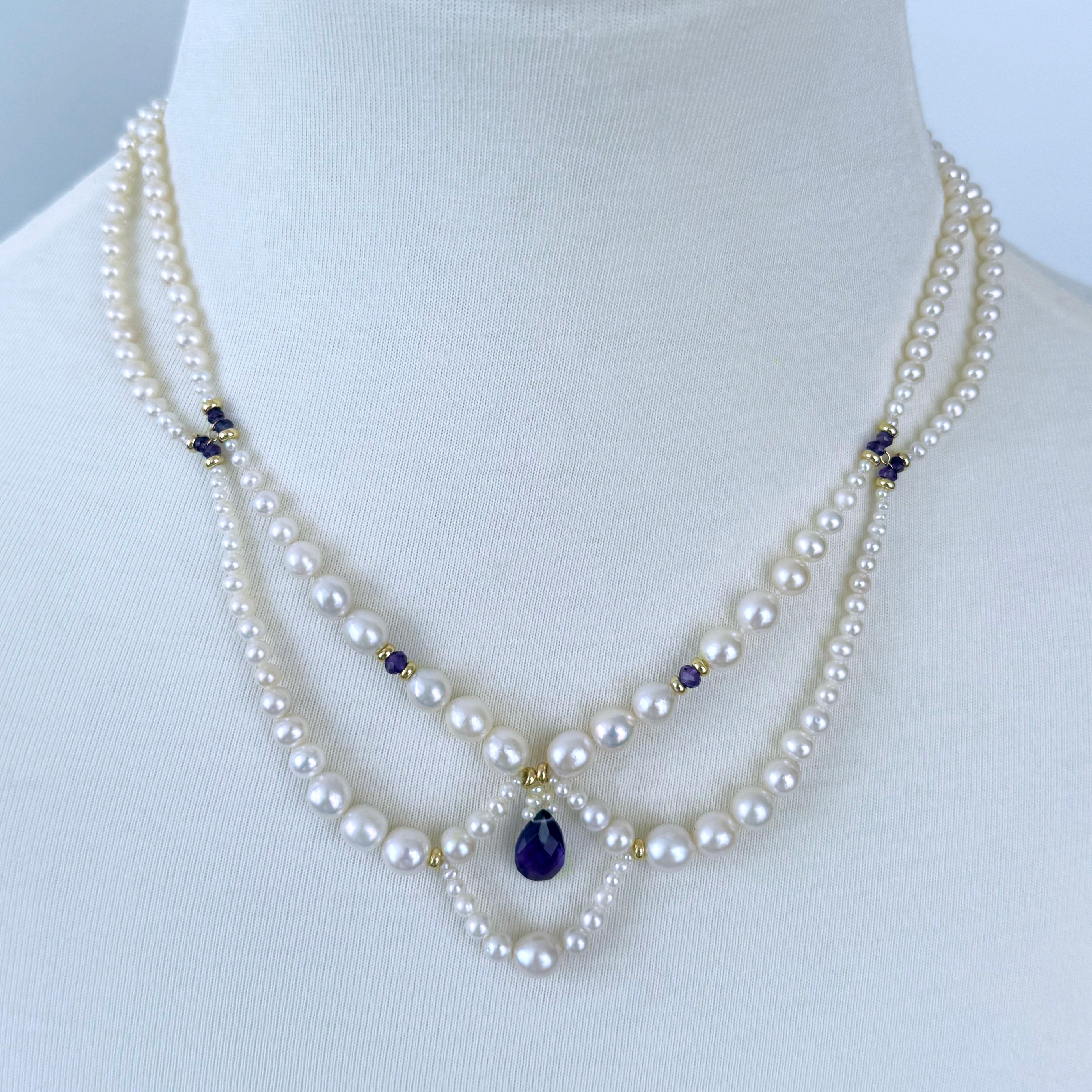 Bellissima collana di ispirazione vittoriana di Mairna J, infilata a mano. 
Questo pezzo classico è realizzato con fili di perle graduati, scelti singolarmente per ottenere una conicità perfetta e armoniosa. Il drappeggio simile a un pizzo