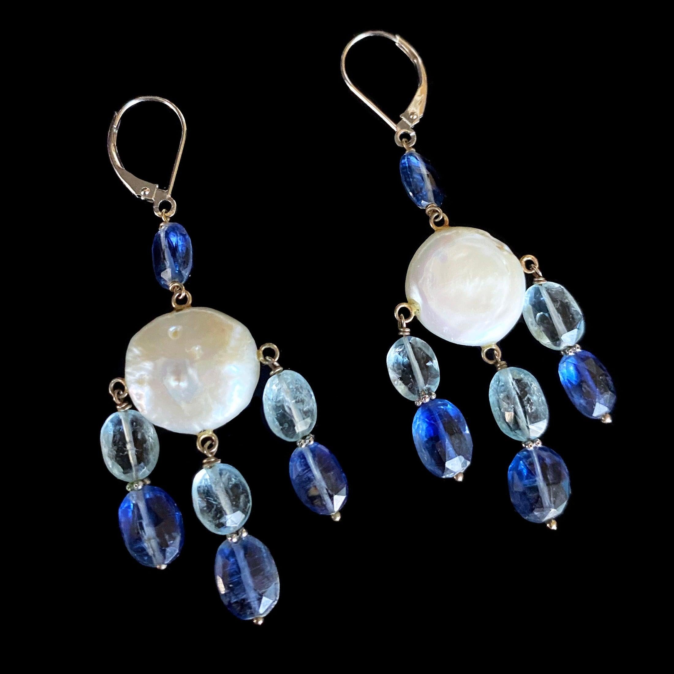 Questi delicati orecchini sono centrati da perle bianche a forma di moneta. Le perle di acquamarina e cianite, accentate da perline in oro bianco 14k, giocano con il bagliore della perla. In cima a tutto questo penzola una perlina di cianite che