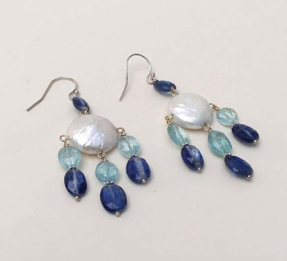 Perlina Marina J. Orecchini con perle, kianite e acquamarina con chiusura a leva e oro bianco 14k in vendita