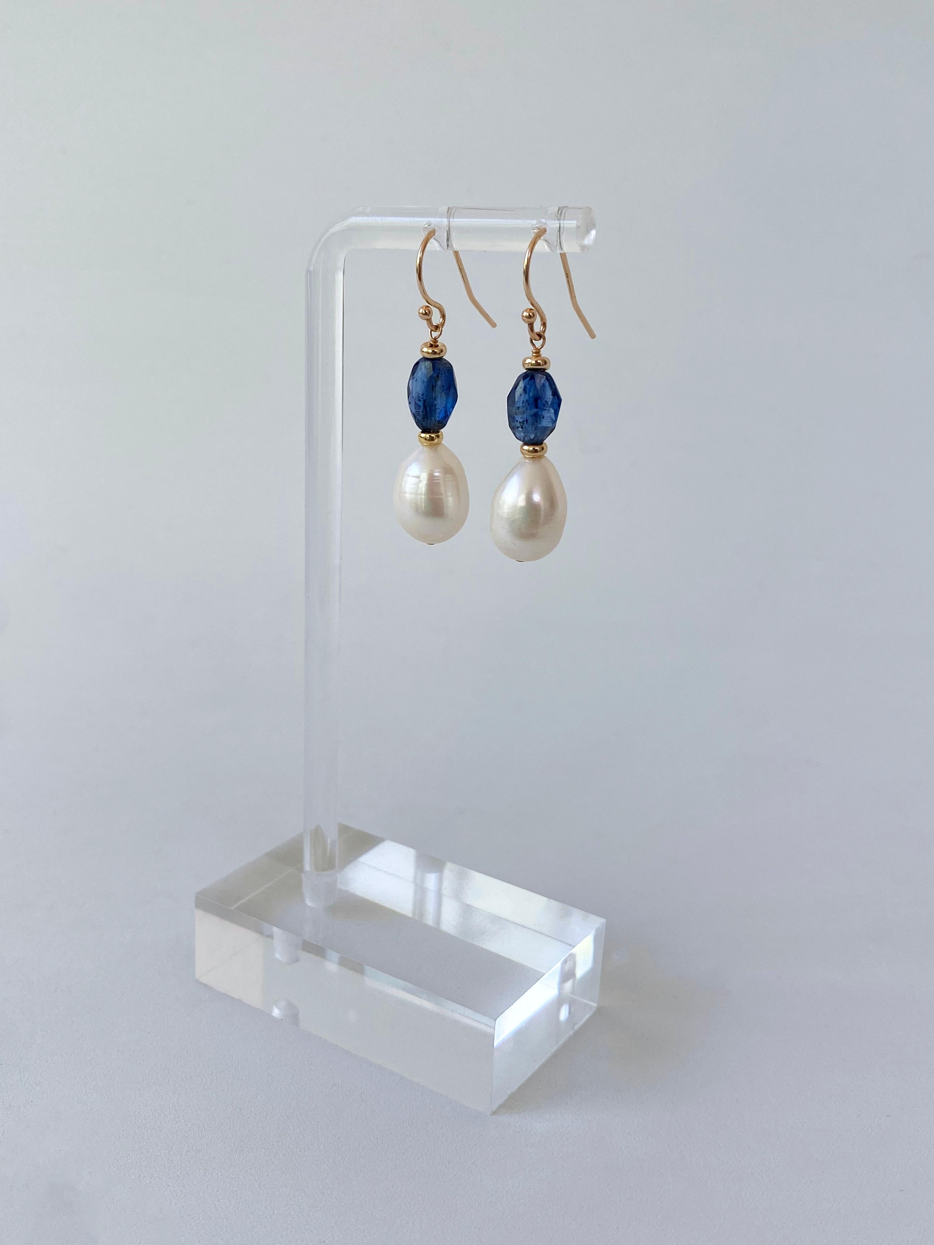 Artisan Boucles d'oreilles à crochets en or jaune 14k, perles et kyanite, Marina J. en vente