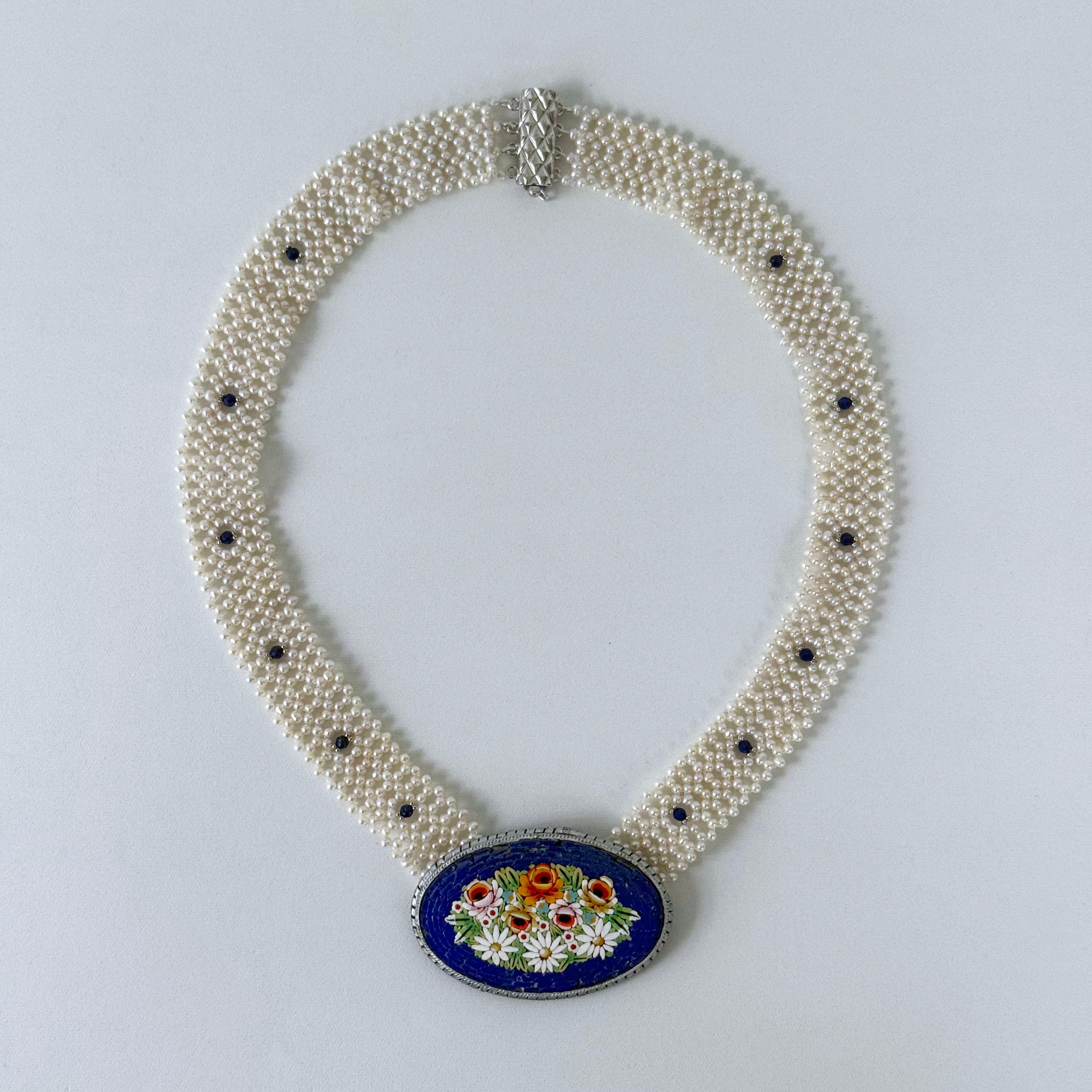 Una splendida collana unica nel suo genere di Marina J.
Questo pezzo è realizzato con perle di semi e lapislazzuli sfaccettato che si intrecciano in un bellissimo disegno simile a un pizzo. Lunga 17 pollici, questa collana si chiude con una fibbia