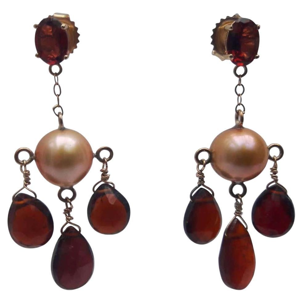 Marina J, boucles d'oreilles chandelier en or jaune 14 carats, perles et grenats rouges