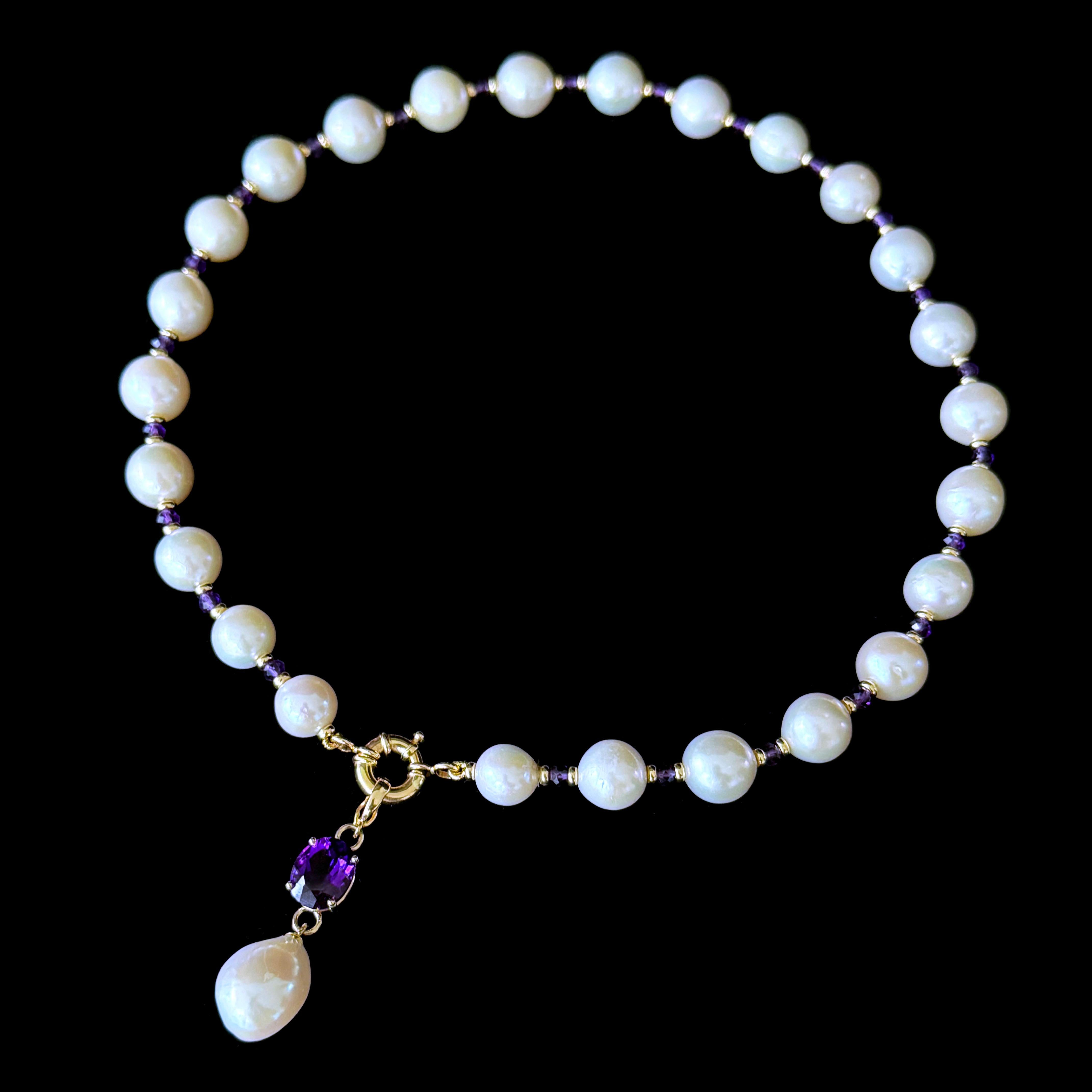 Wunderschöne Amethyst- und Perlenkette von Marina J.

Dieses Stück ist mit allen Barockperlen, facettierten Amethysten und massiven 14k gelben Beschlägen gefertigt. Die Barockperlen in diesem Collier haben einen herrlichen irisierenden Glanz, der