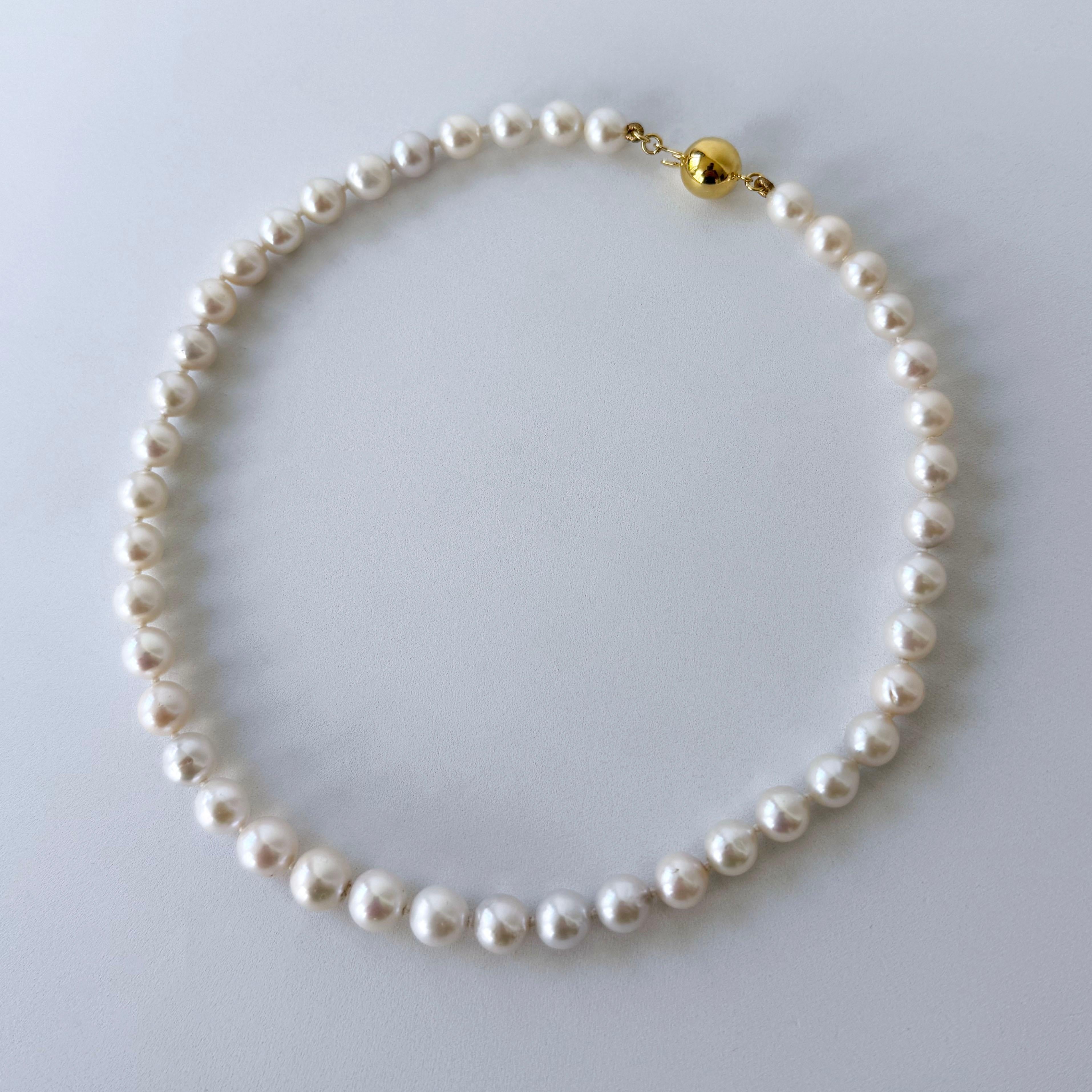 Collana di perle di Marina J.
Questo pezzo è realizzato con tutte perle coltivate infilate insieme con un filo di forza industriale che resisterà per generazioni. Lunga 15,5 pollici, questa collana si conclude con una chiusura a sfera in argento