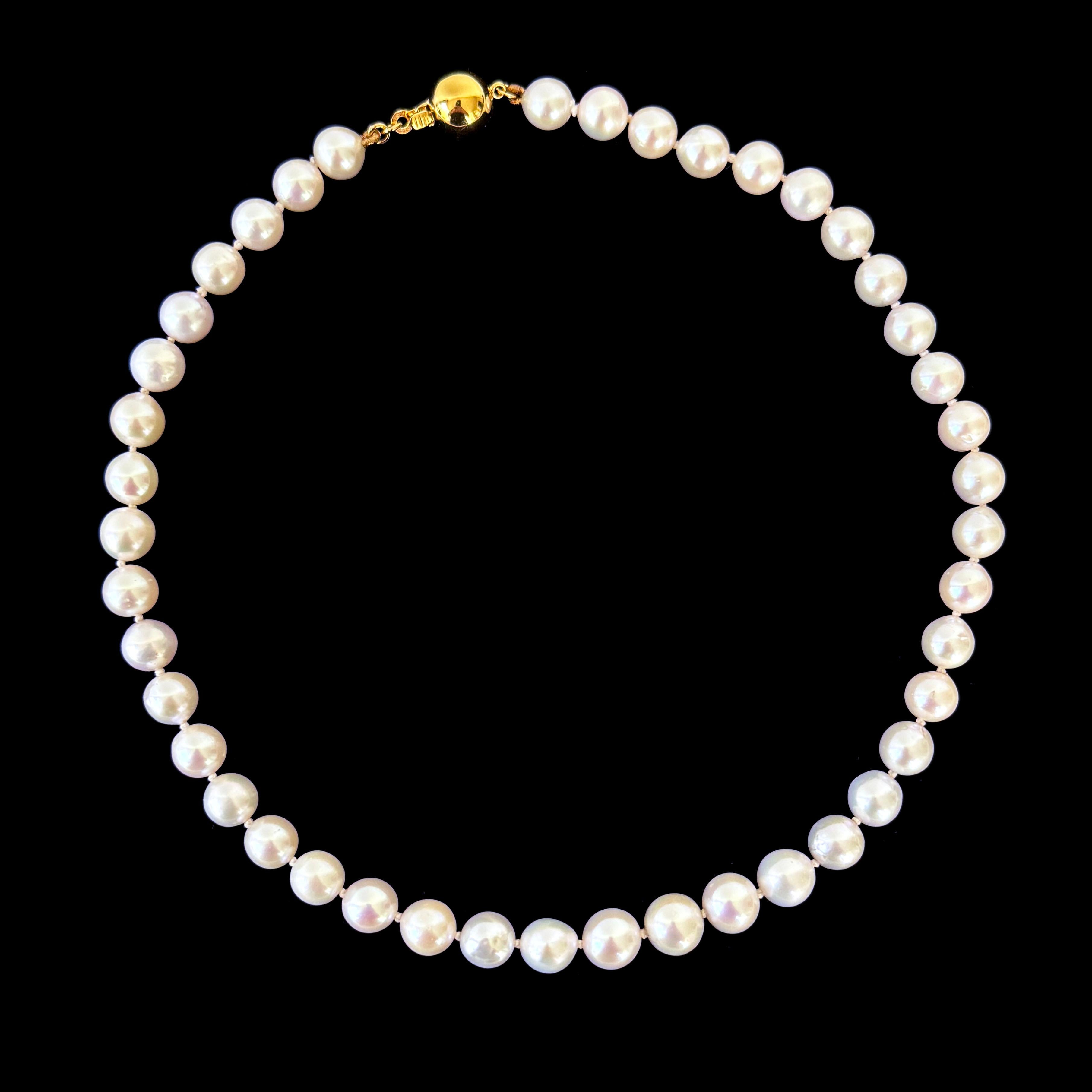 Moderno Marina J. Collana di perle con chiusura a sfera in oro giallo 18k in vendita