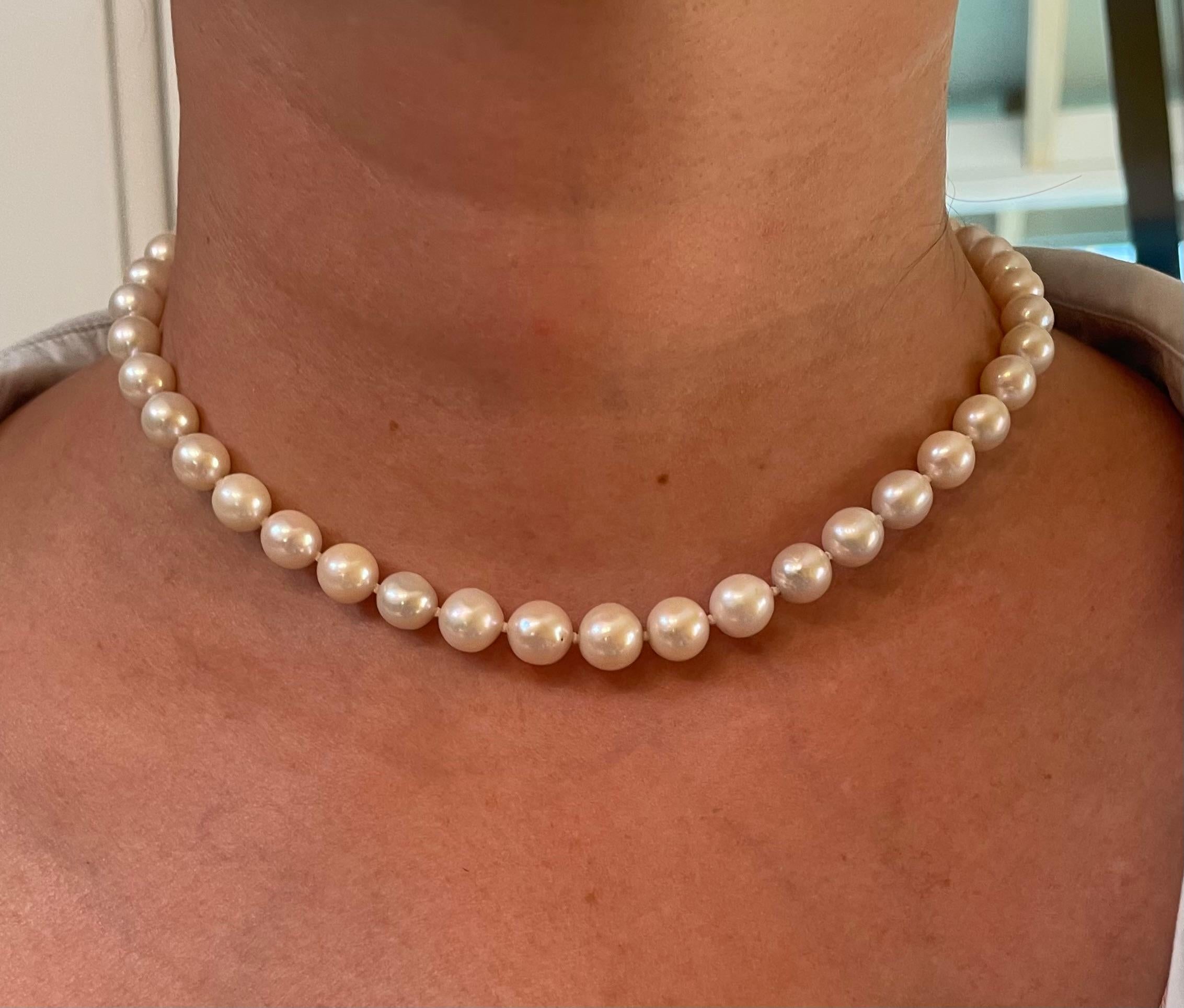 Perlina Marina J. Collana di perle con chiusura a sfera in oro giallo 18k in vendita