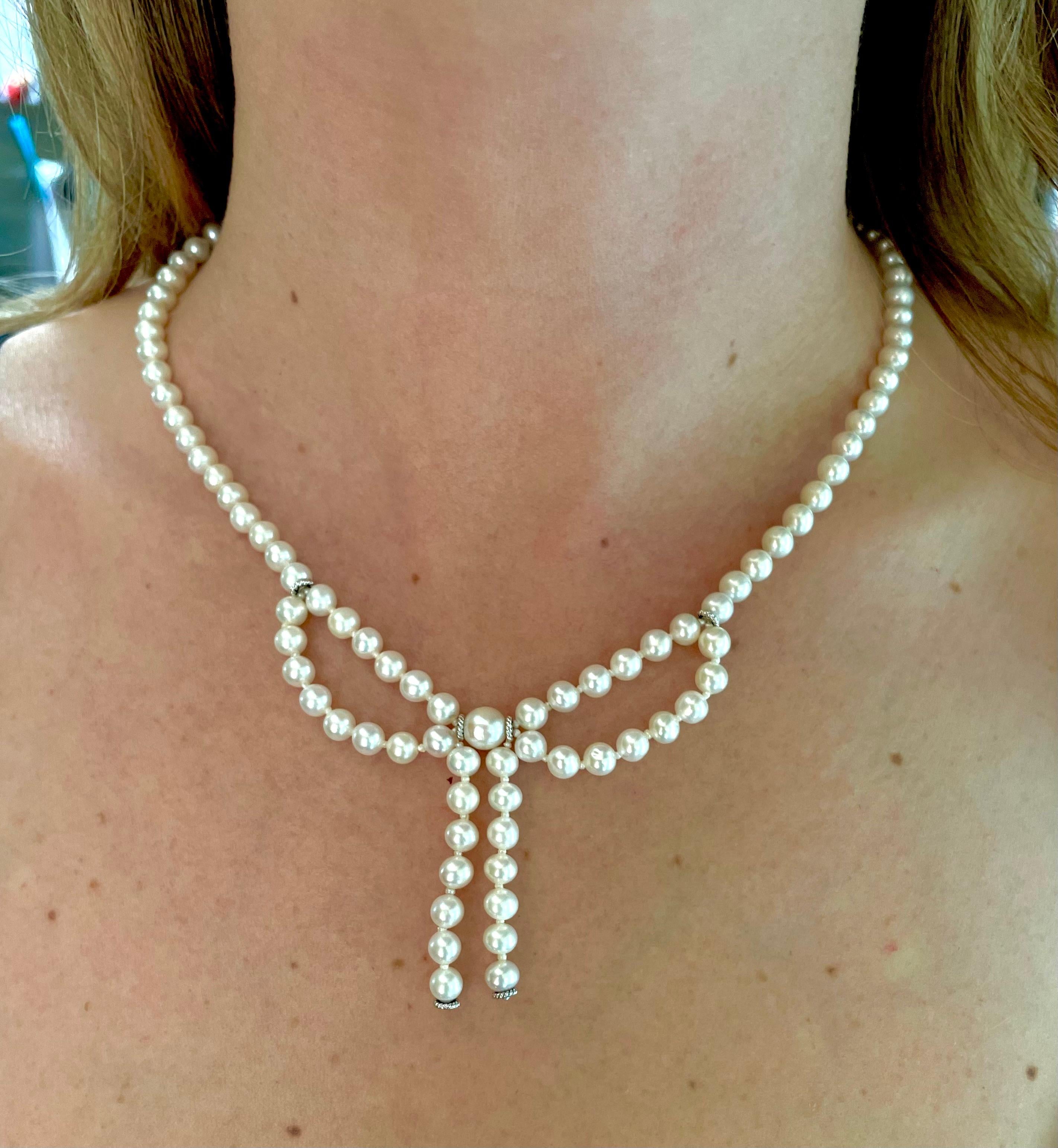 Perlina Marina J. Collana di perle con fiocco centrale e chiusura in argento rodiato in vendita