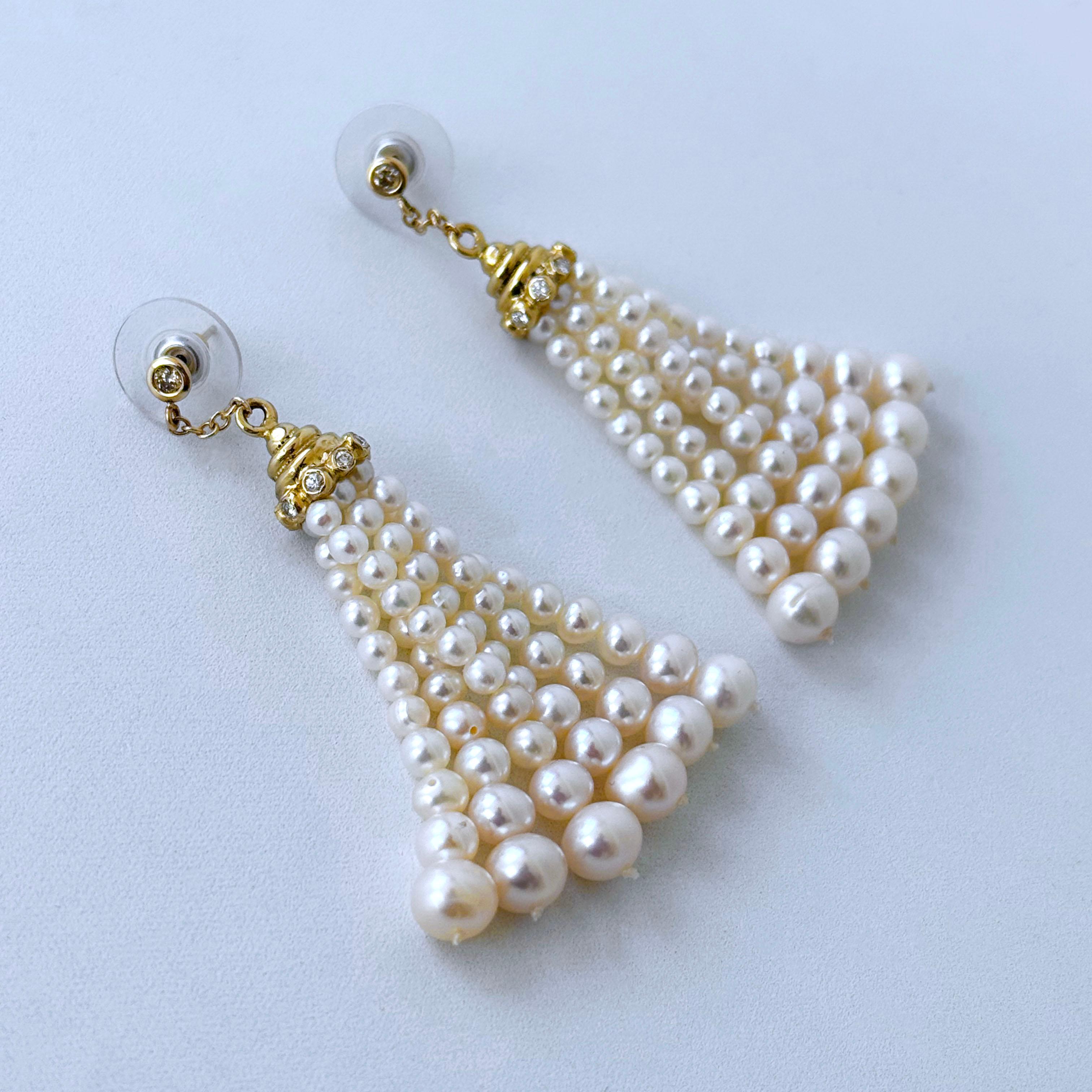 Schönes Paar Ohrringe. Dieses Paar ist mit allen Zuchtperlen, massivem 14k Gelbgold & Diamanten gemacht. Dieses Paar verfügt über diamantbesetzte Ohrstecker mit Kissenschliff, an denen diamantbesetzte Cups aus massivem 14-karätigem Gelbgold hängen.