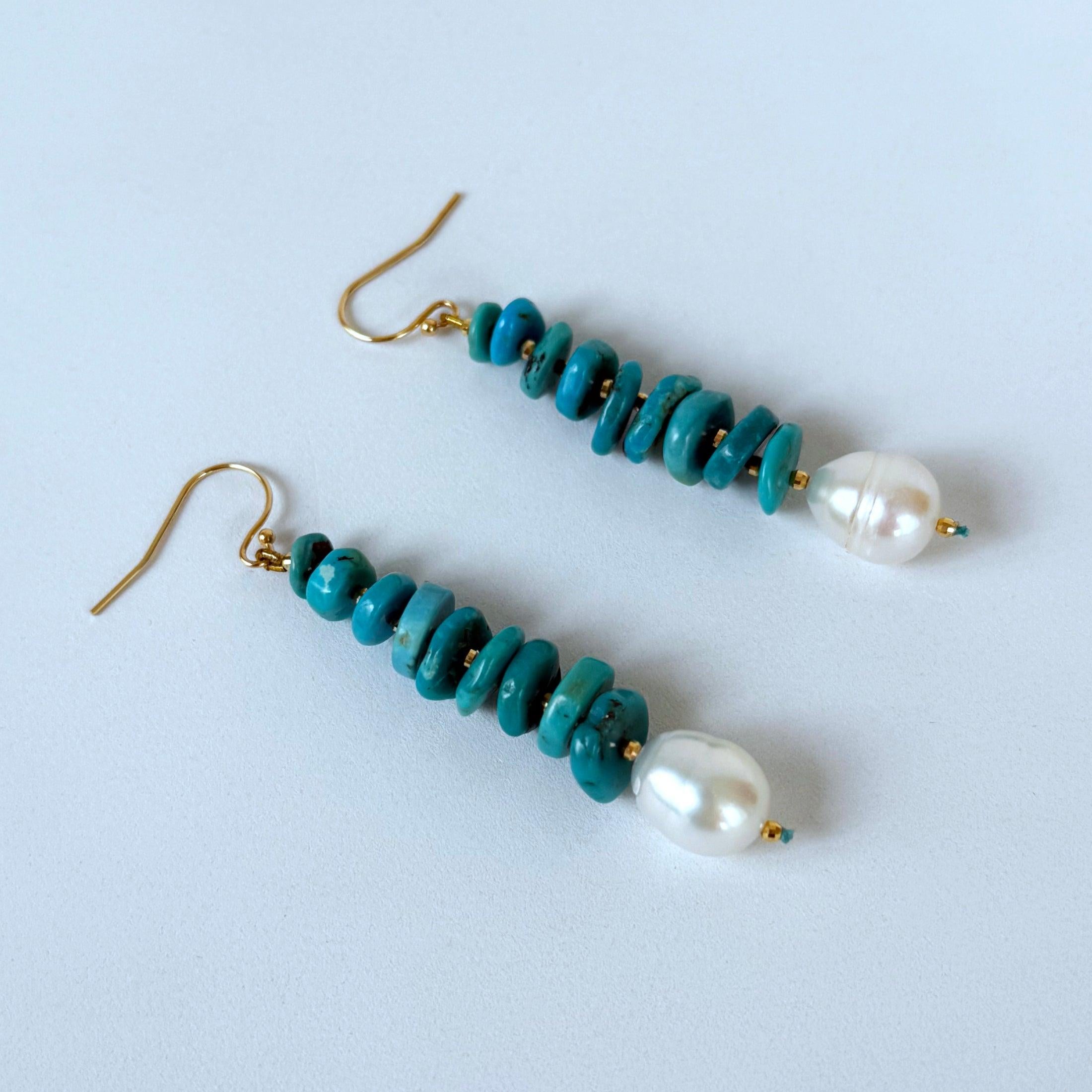 Paire de boucles d'oreilles amusantes de Marina J.

Cette paire est entièrement composée de turquoise, de perles et d'or jaune 14k massif. Un cordon gradué de perles de turquoise est séparé par des boucles d'oreilles facettées en or jaune massif