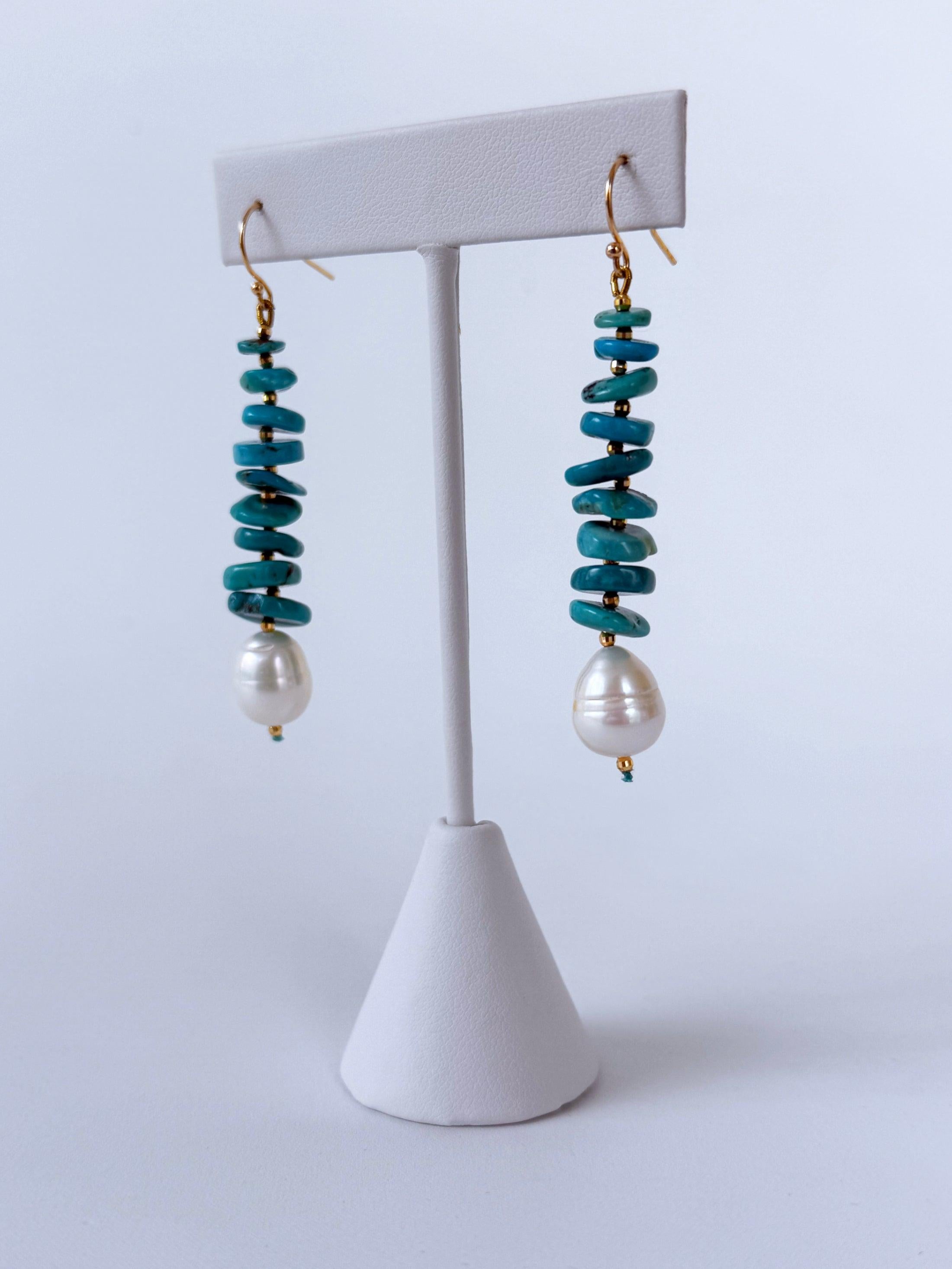 Boucles d'oreilles pendantes en or jaune 14k, turquoise et perles de Marina J. Neuf - En vente à Los Angeles, CA
