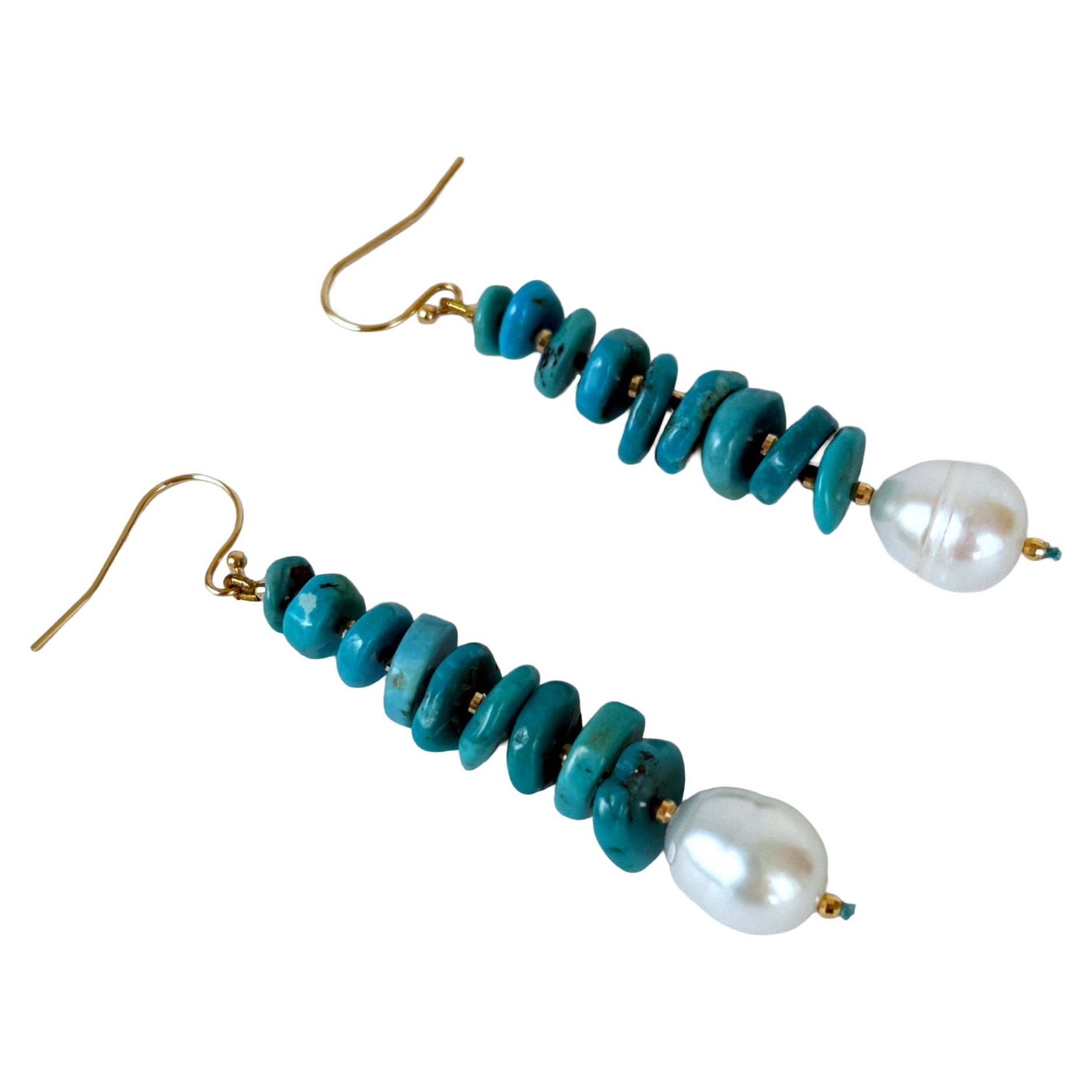 Boucles d
oreilles pendantes en or jaune 14k, turquoise et perles de Marina J.