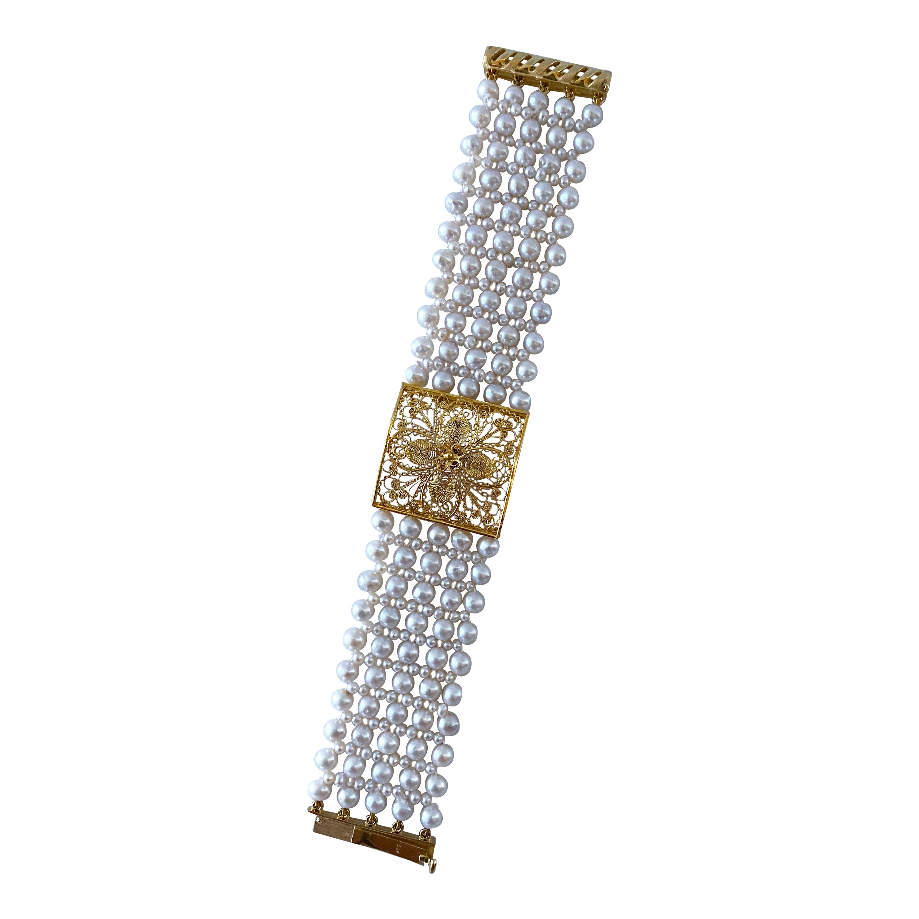 Marina J. Perlen geflochtenes Armband mit floralem Tafelaufsatz aus 18 Karat Gelbgold mit Blumenmuster