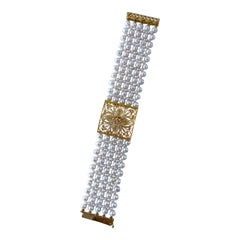 Marina J. Pulsera tejida de perlas con centro floral de oro amarillo de 18k