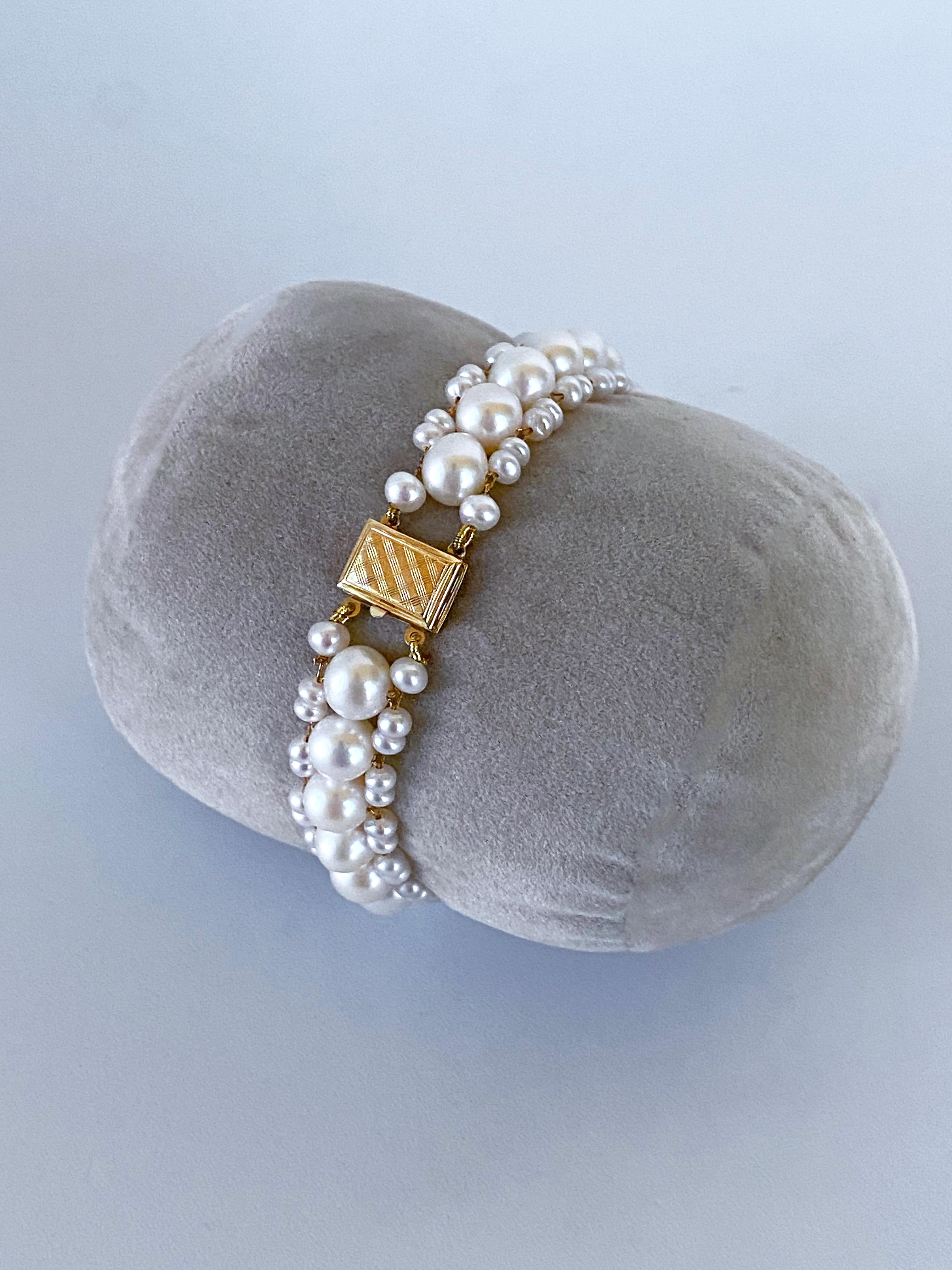 Magnifique, simple et élégante pièce de Marina J. Ce bracelet est composé de perles blanches de culture avec un doux éclat irisé. Le fil d'or est utilisé pour tisser les perles en un motif en forme de colonne, qui s'harmonise parfaitement avec