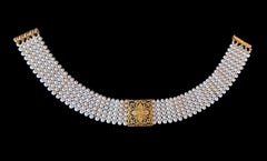 Marina J Gargantilla tejida de perlas con pieza central floral y fornituras de oro amarillo de 18k