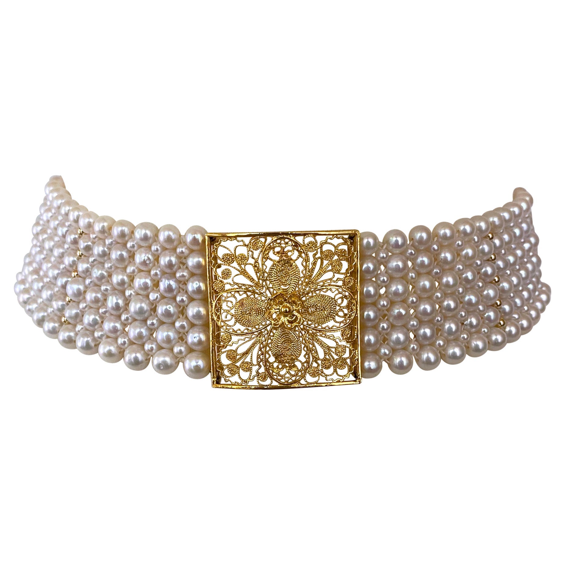 Marina J Gargantilla tejida de perlas con pieza central floral y fornituras de oro amarillo de 18k
