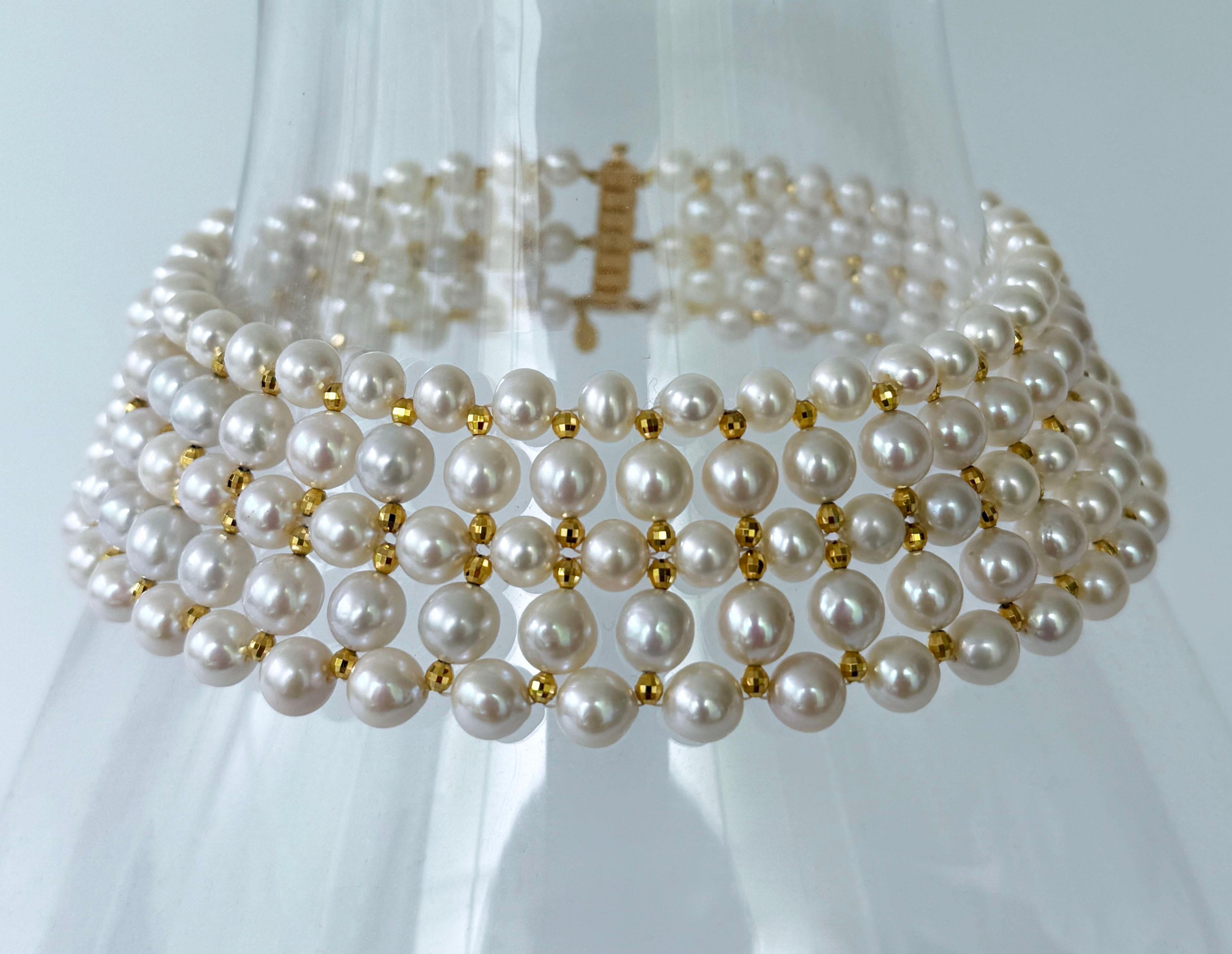 Collana intrecciata con perle placcate in oro giallo 18k e sfaccettate in argento. Quattro fili di perle, di dimensioni graduali, sono intrecciati in un disegno a colonna. La gradazione della perla permette a questo girocollo di curvarsi