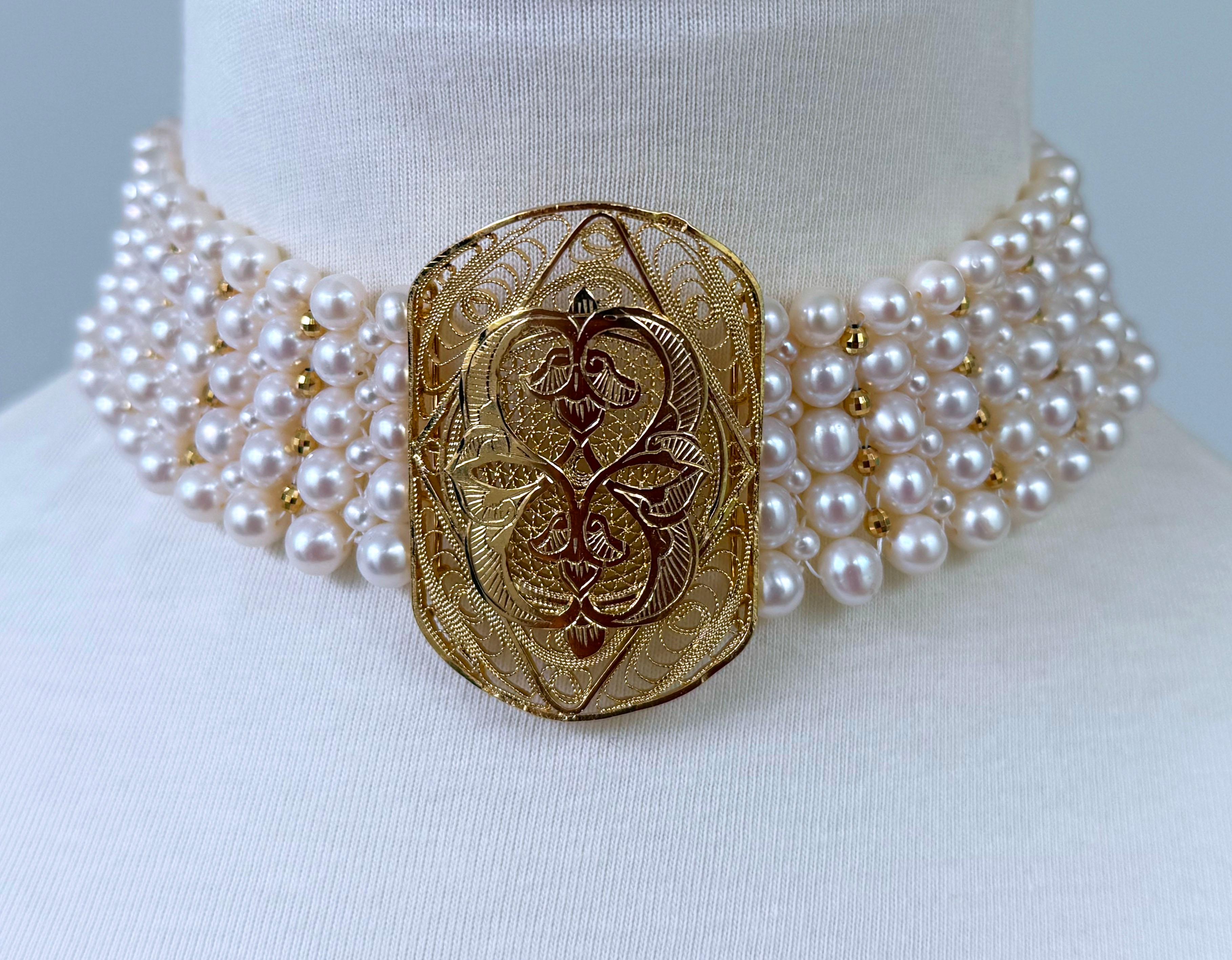 Bellissimo girocollo One Of A Kind di Marina J.
Questo pezzo è realizzato con perle di lusso intricatamente intrecciate in un disegno simile a un pizzo. Una spilla vintage in filigrana placcata in oro giallo 18k è stata rielaborata in uno splendido